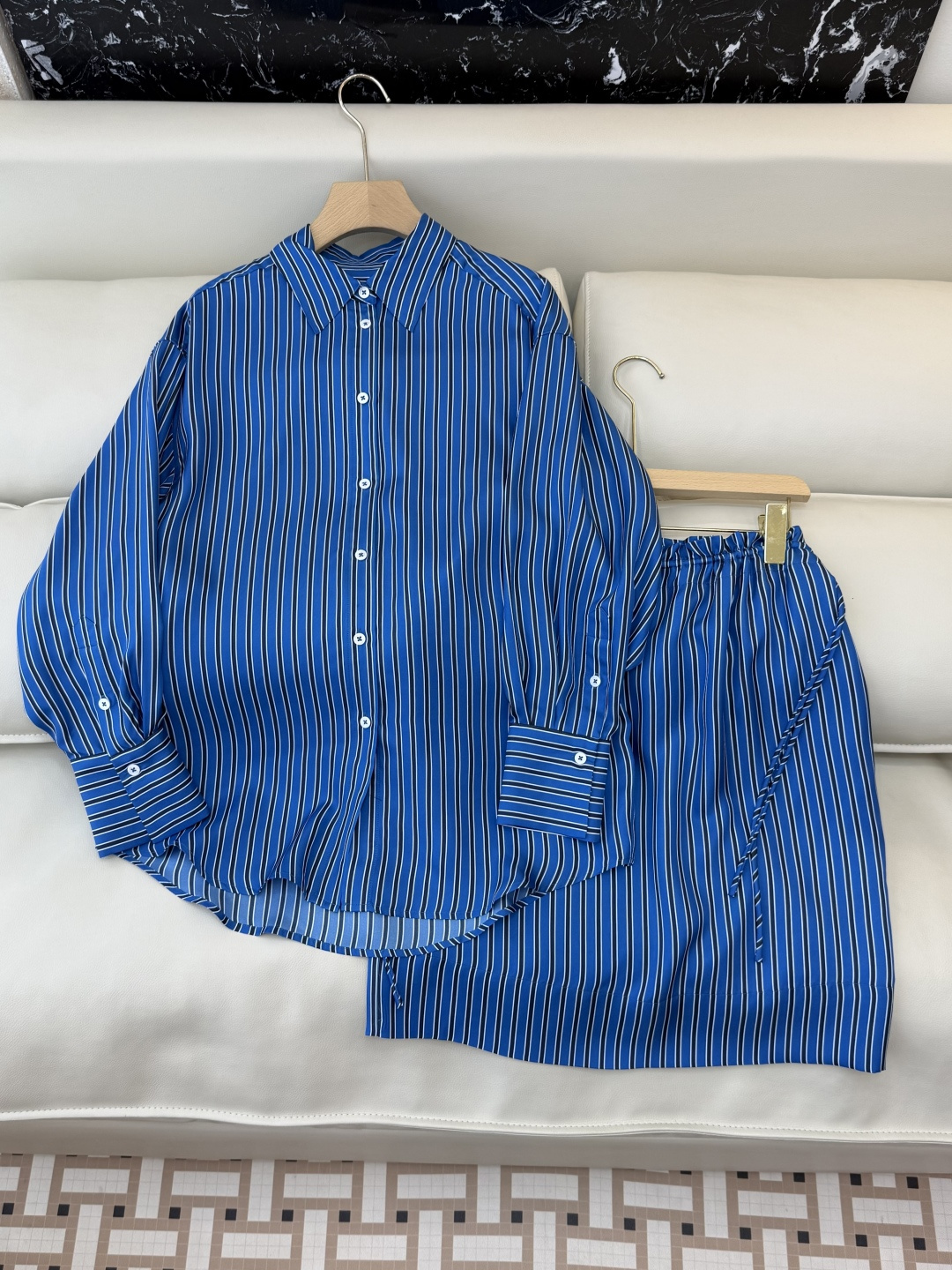 NO:730678,QD800509# New suit Toteme silk, mulberry silk, striped printed long-sleeved shirt with drawstring, silk skirt, three colors SMLXL,,skirts,shirts,real silk,19860909QD800509#新款套装 Toteme 真丝 桑蚕丝 条纹印花长袖衬衫抽带 真丝半裙 三色 SMLXL,,skirts,shirts,real silk,,Women's clothing