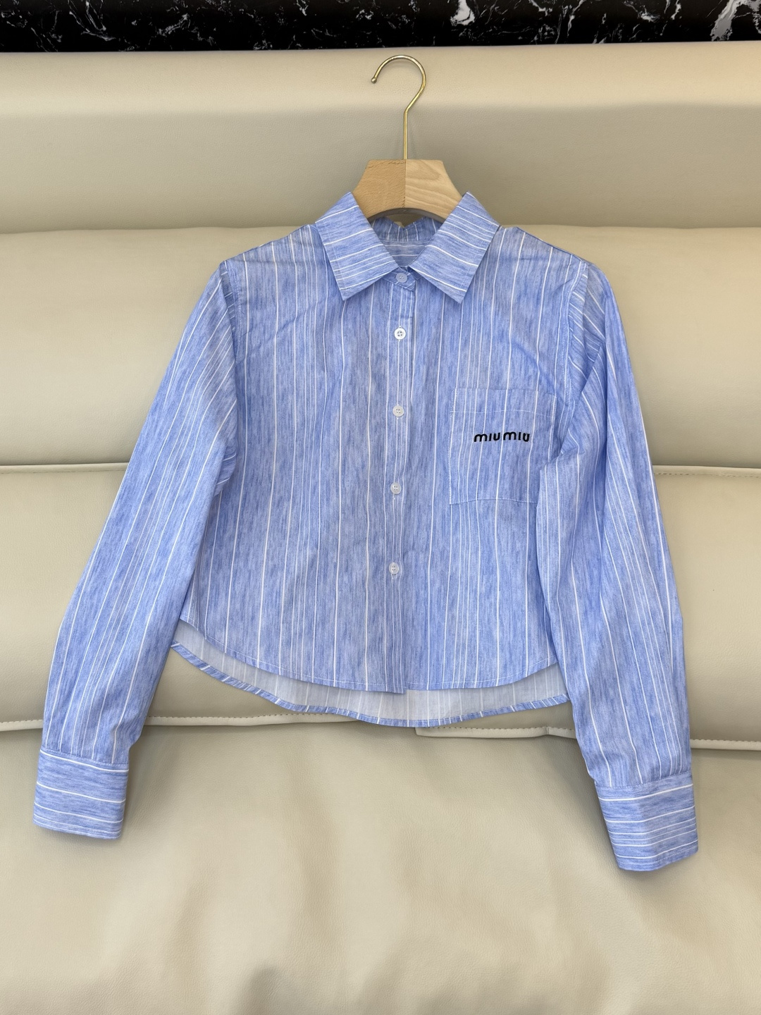 NO:733548,CY096# new shirt miu home letter embroidery slim long sleeve shirt white striped blue SM L,,miumiu,shirts,19860909CY096#新款衬衫 miu家 字母绣花 修身长袖 衬衫 白色 条纹蓝 SM L,,miumiu,shirts,,Women's clothing