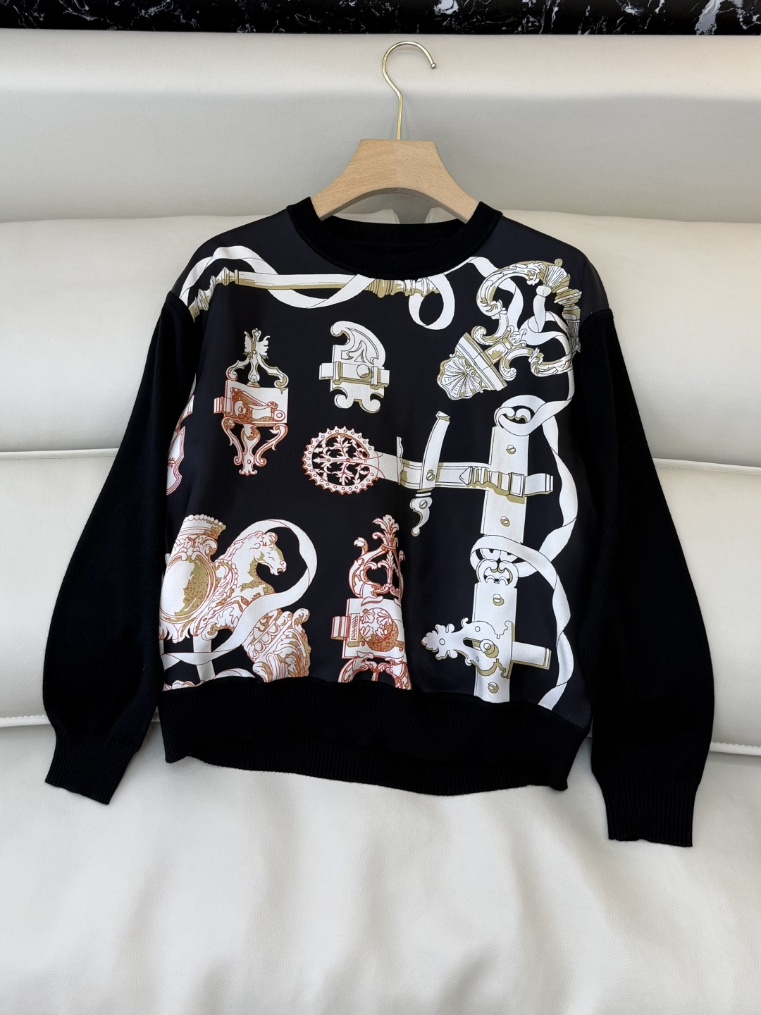 NO:734030,H326011#New style knitted sweater H home silk knitted fabric long-sleeved knitted sweater black white SMLXL,,real silk,19860909H326011#新款针织衫 H家 真丝 针织面料 长袖针织衫 黑色 白色 SMLXL,,real silk,,Women's clothing