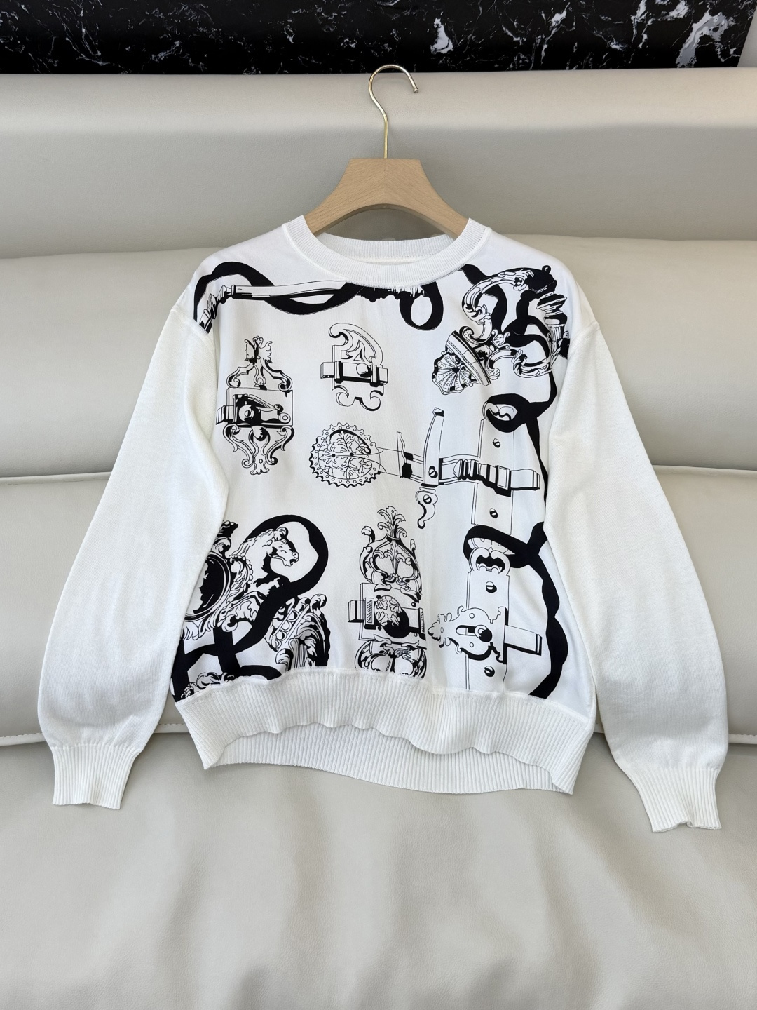 NO:777205,H326011#New style sweater P H home silk knitted fabric long-sleeved sweater black white SMLXL,Hermes-clothing,hermes,real silk,19860909H326011#新款针织衫P H家 真丝 针织面料 长袖针织衫 黑色 白色 SMLXL,爱马仕-服装,hermes,real silk,,Women's clothing