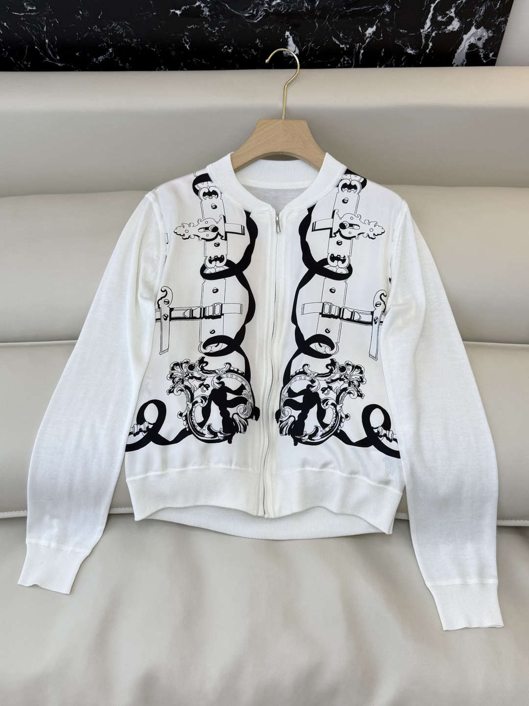 NO:777194,H326012#New Jacket P H Home Silk Knitted Fabric Zippered Long Sleeve Knitted Jacket Black White SMLXL,Hermes-Clothing,hermes,jackets & coats,real silk,19860909H326012#新款外套P H家 真丝 针织面料 拉链款长袖针织外套 黑色 白色 SMLXL,爱马仕-服装,hermes,jackets & coats,real silk,,Women's clothing