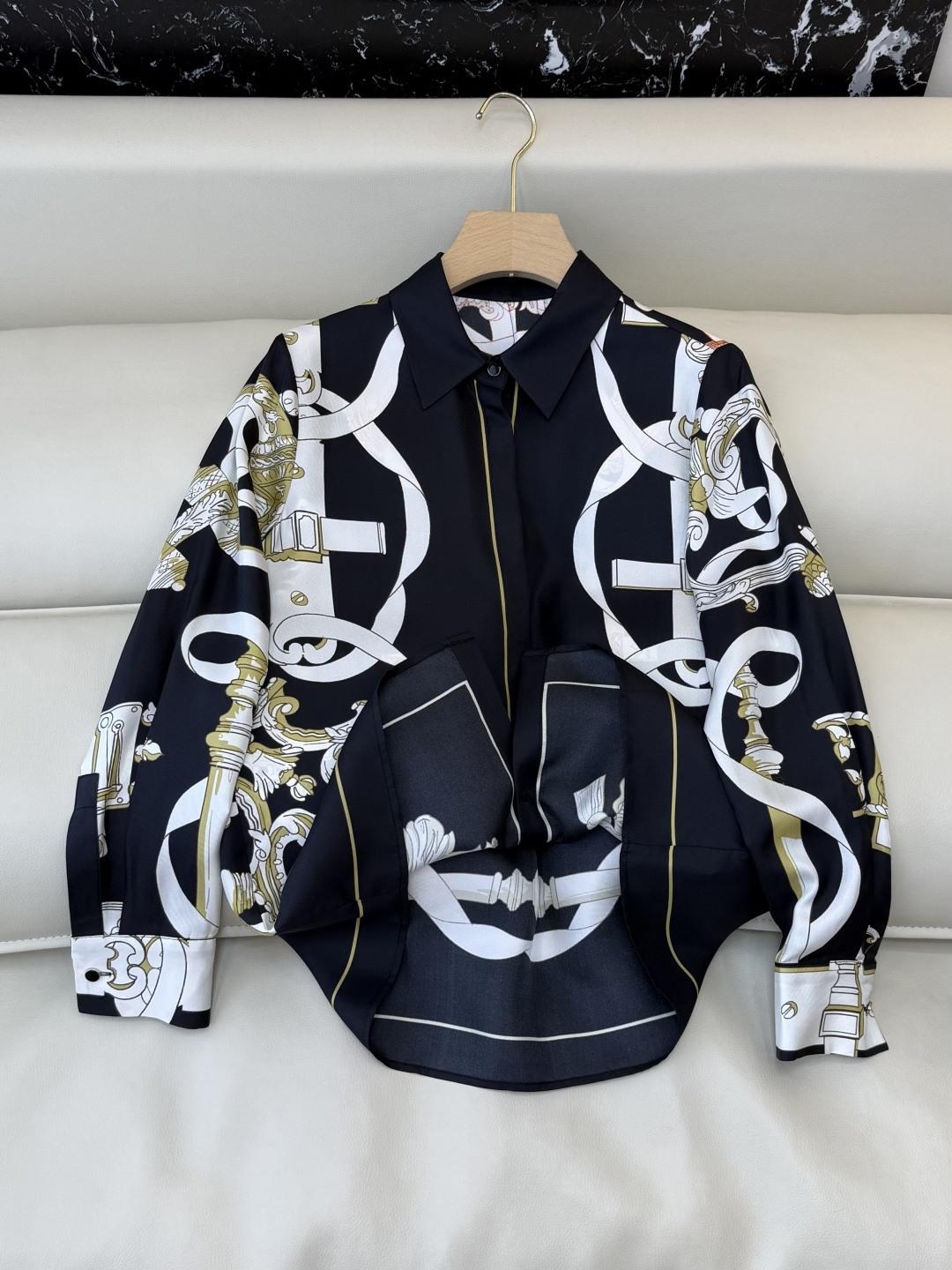 H#新款衬衫。H家 爱马仕 定位印花 100%斜纹真丝印花长袖衬衫 黑色 白色 SMLXL