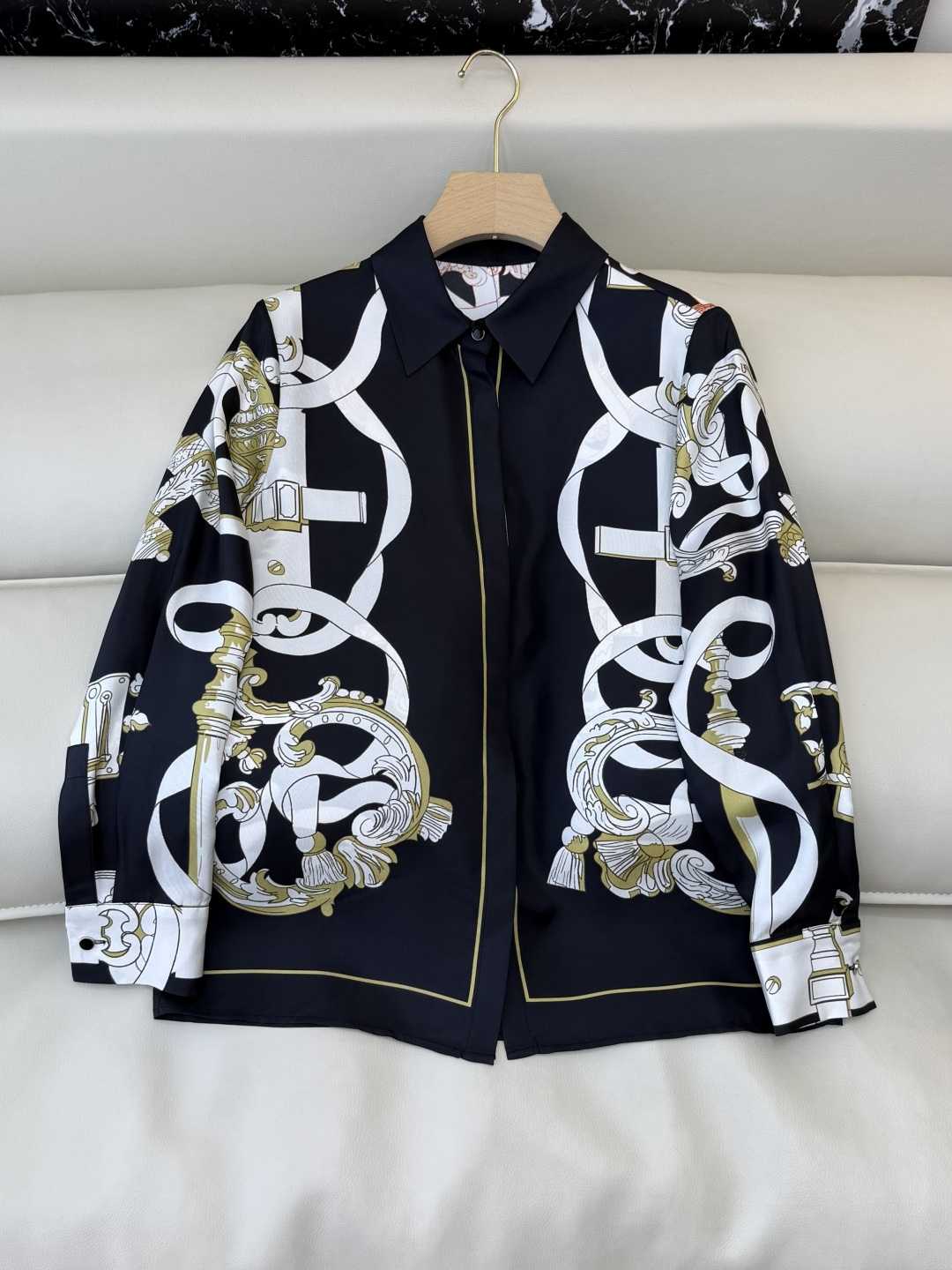 NO:734020,H326013#New Shirt P H Home Hermes Positioning Print Twill Silk Print Long Sleeve Shirt Black White SMLXL,,hermes,shirts,real silk,19860909H326013#新款衬衫P H家 爱马仕 定位印花 斜纹真丝印花长袖衬衫 黑色 白色 SMLXL,,hermes,shirts,real silk,,Women's clothing