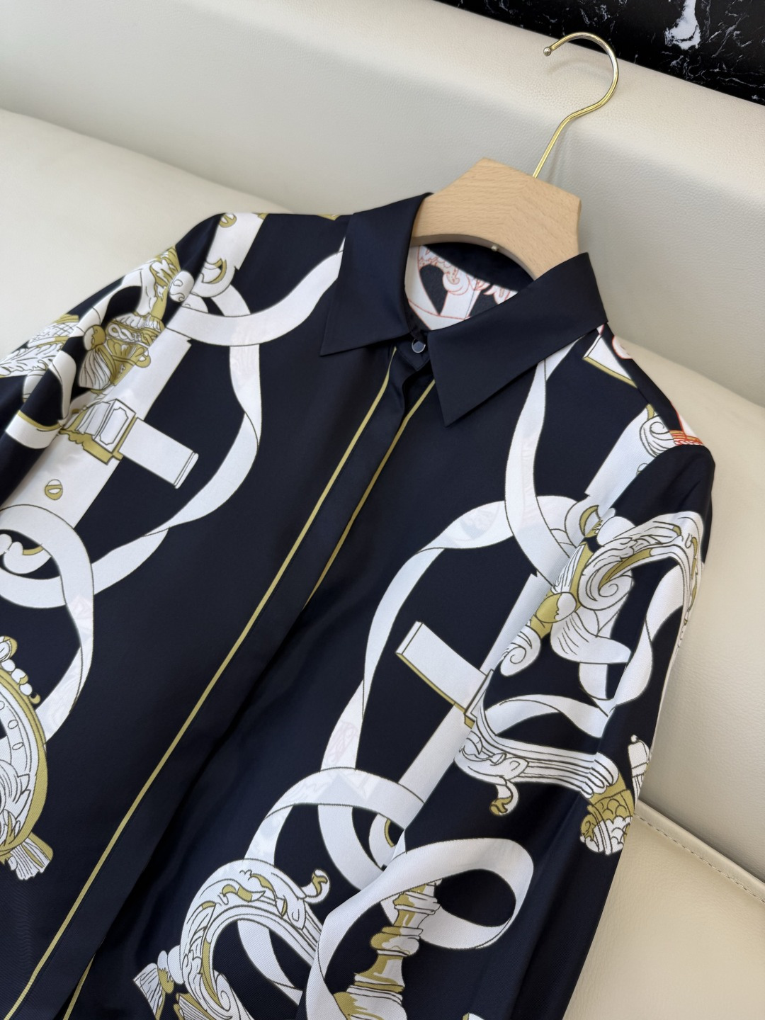 H#新款衬衫。H家 爱马仕 定位印花 100%斜纹真丝印花长袖衬衫 黑色 白色 SMLXL