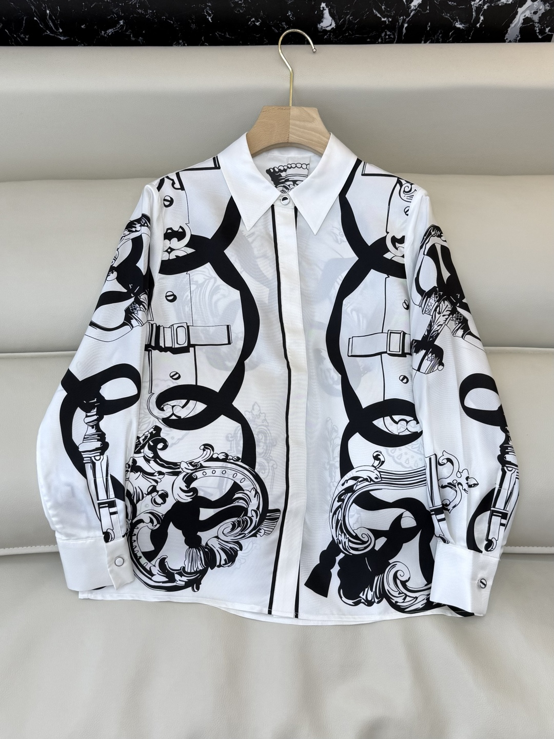 NO:734077,BS1116# New Shirt H Home Hermes Positioning Print Twill Silk Silk Long Sleeve Shirt Black White 36/38/40/42,,hermes,shirts,real silk,19860909BS1116#新款衬衫 H家 爱马仕 定位印花 斜纹真丝 真丝长袖衬衫 黑色 白色 36/38/40/42,,hermes,shirts,real silk,,Women's clothing