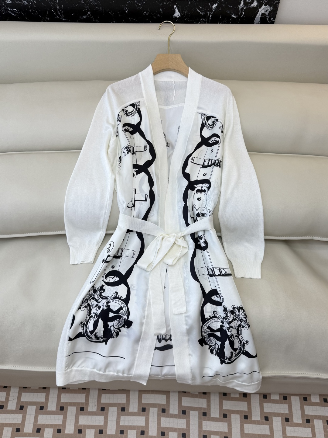 NO:734040,H326010#New Cardigan H Home Positioning Printed Silk Patchwork Knitted Long Sleeve Long Cardigan Jacket Black White S-XXL,,jackets & coats,real silk,19860909H326010#新款开衫 H家 定位印花 真丝拼丝针织长袖 长开衫外套 黑色白色 S-XXL,,jackets & coats,real silk,,Women's clothing