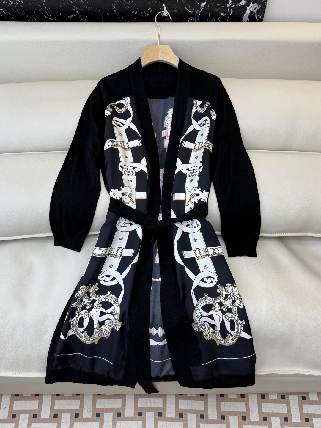 NO:734050,H326010#New Cardigan H Home Positioning Printed Silk Patchwork Knitted Long Sleeve Long Cardigan Jacket Black White S-XXL,,jackets & coats,real silk,19860909H326010#新款开衫 H家 定位印花 真丝拼丝针织长袖 长开衫外套 黑色白色 S-XXL,,jackets & coats,real silk,,Women's clothing