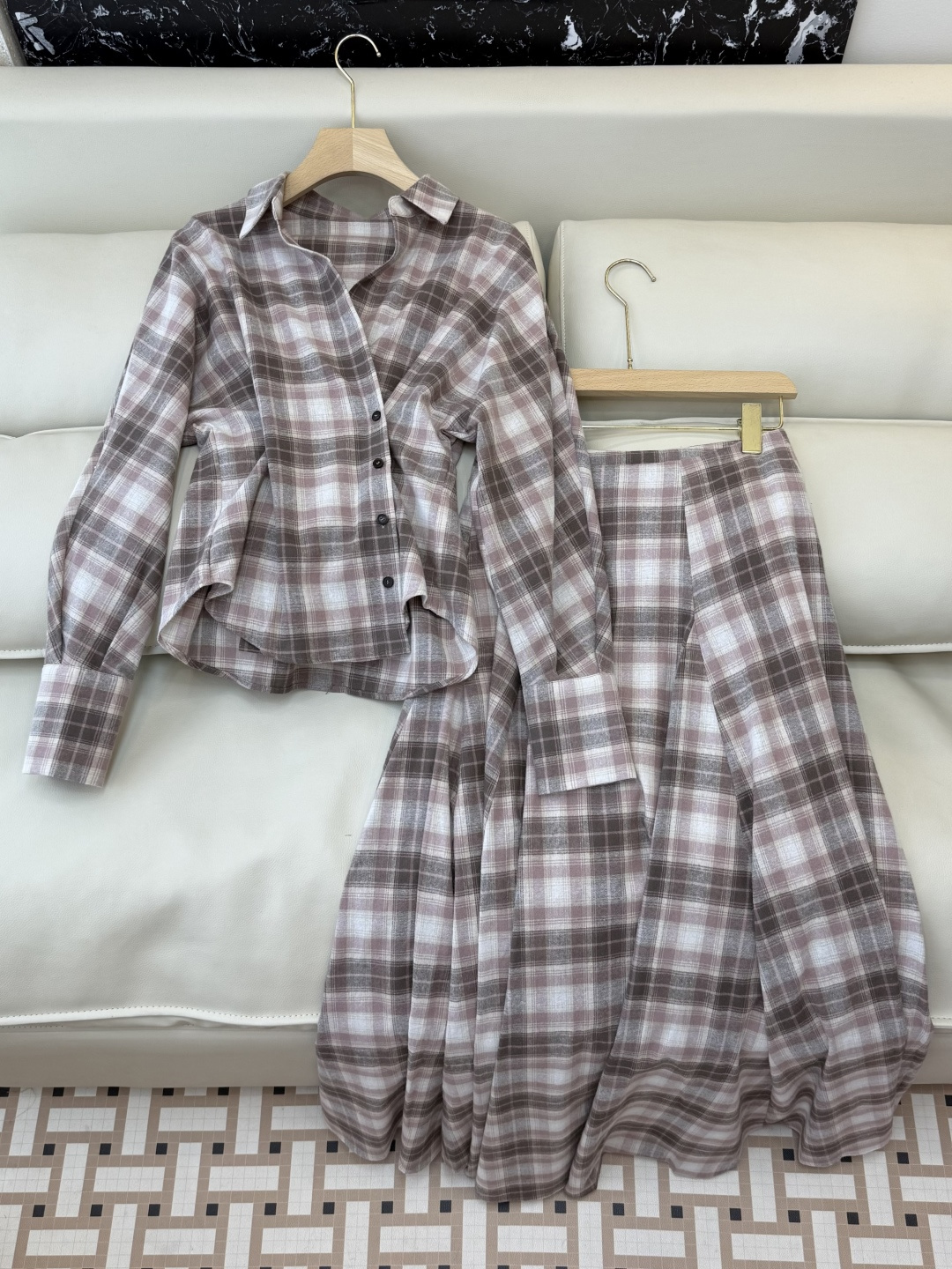 NO:734092,LZ26019C19B# New suit factory 30 silk 70 cotton silk cotton plaid long-sleeved shirt top long skirt suit S ML,,skirts,shirts,real silk,19860909LZ26019C19B#新款套装工厂 30 真丝 70 棉 真丝棉 格纹长袖衬衫上衣长半裙 套装 S ML,,skirts,shirts,real silk,,Women's clothing
