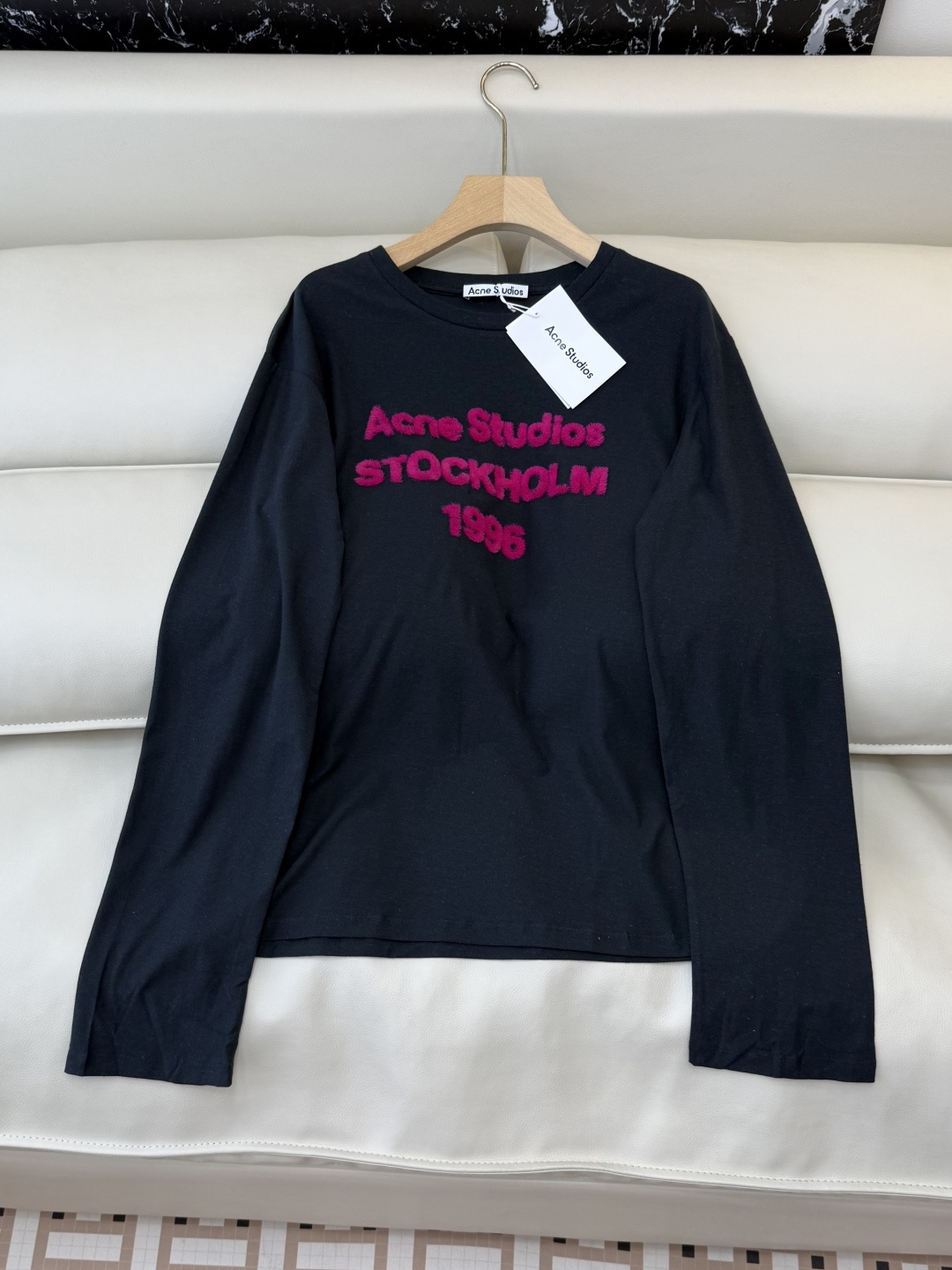 NO:734109,QG0154# New T-shirt special Acne letter flocking long-sleeved T-shirt dark gray white SML,,acne studios,tees,t-shirt,19860909QG0154#新款T恤特 Acne 字母植绒 长袖T恤 深灰色 白色 SML,,acne studios,tees，t-shirt,,Women's clothing