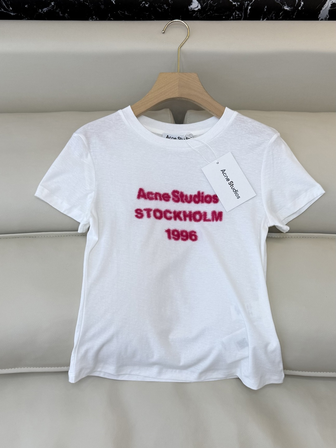 NO:734079,QG0155# New T-shirt special Acne letter flocking short-sleeved T-shirt dark gray white SML,,acne studios,T-shirt,tees,t-shirt,19860909QG0155#新款T恤特 Acne 字母植绒 短袖T恤 深灰色 白色 SML,,acne studios,T-shirt,tees，t-shirt,,Women's clothing