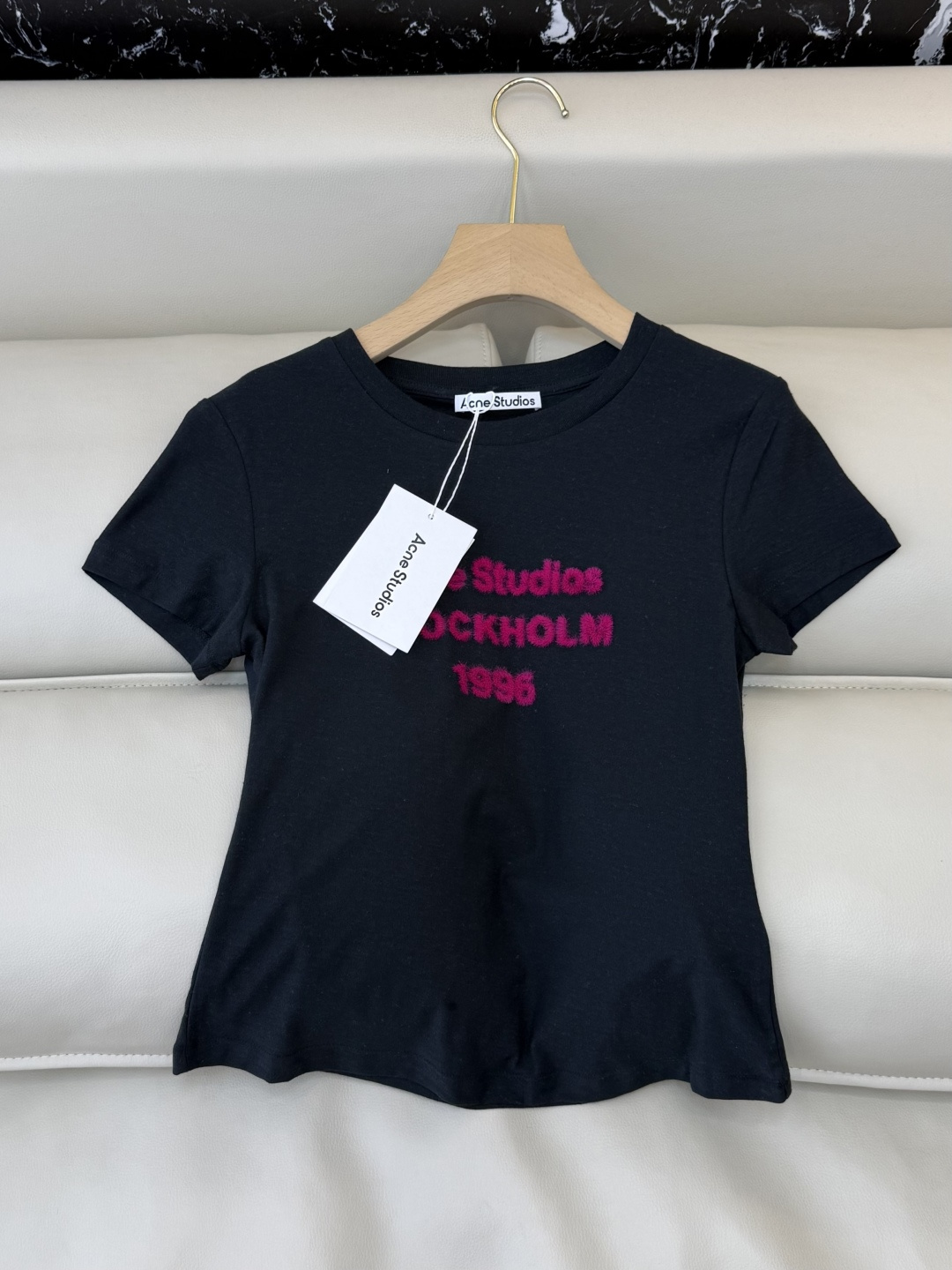 NO:734090,QG0155# New T-shirt special Acne letter flocking short-sleeved T-shirt dark gray white SML,,acne studios,T-shirt,tees,t-shirt,19860909QG0155#新款T恤特 Acne 字母植绒 短袖T恤 深灰色 白色 SML,,acne studios,T-shirt,tees，t-shirt,,Women's clothing