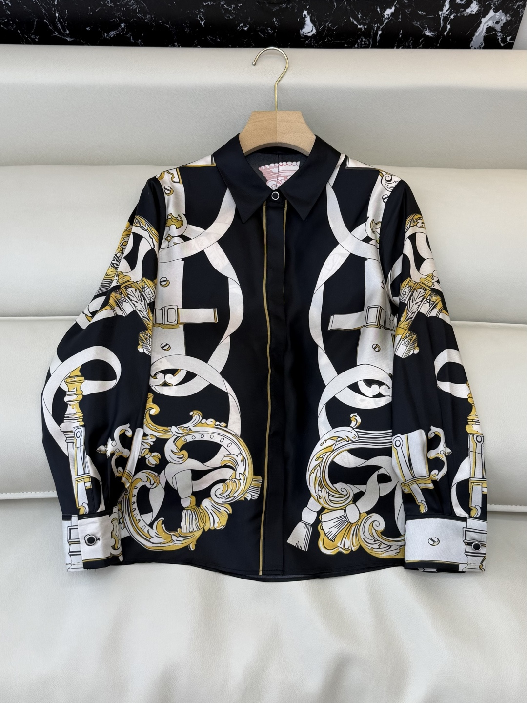 NO:734082,BS1116# New Shirt P H Home Hermes Positioning Print Twill Silk Silk Long Sleeve Shirt Black White 36/38/40/42,,hermes,shirts,real silk,19860909BS1116#新款衬衫P H家 爱马仕 定位印花 斜纹真丝 真丝长袖衬衫 黑色 白色 36/38/40/42,,hermes,shirts,real silk,,Women's clothing