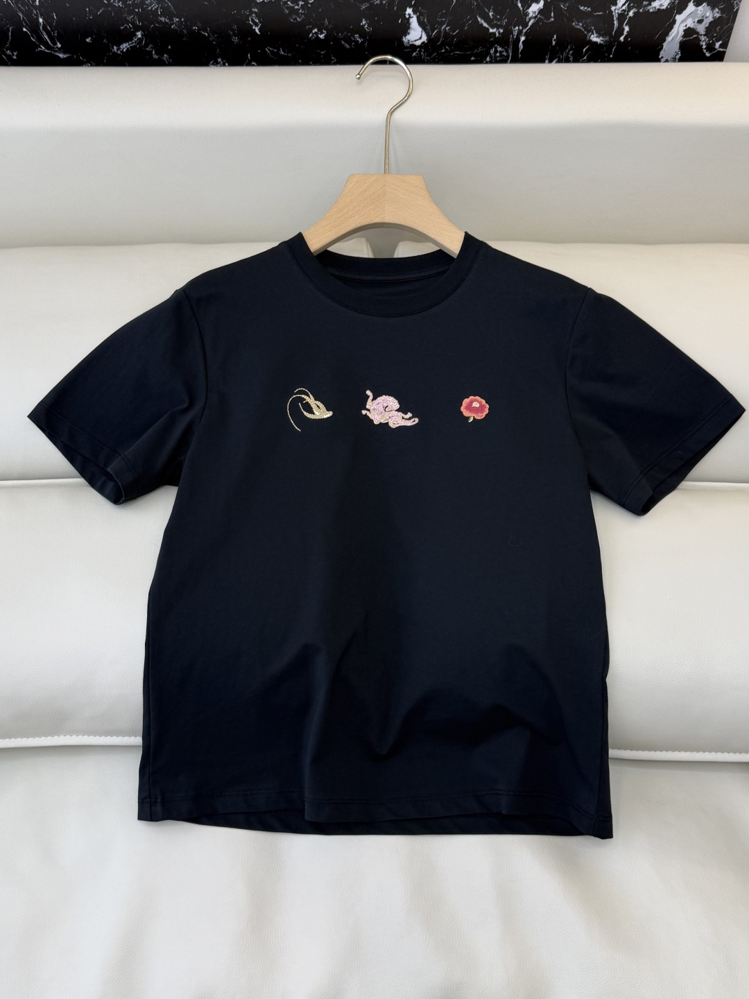 NO:735065,AD057# short-sleeved T-shirt minimalist style embroidered short-sleeved T-shirt white black apricot SML,,T-shirt,tees,t-shirt,19860909AD057#短袖T恤 极简风 绣花 短袖T恤 白色 黑色 杏色 SML,,T-shirt,tees，t-shirt,,Women's clothing