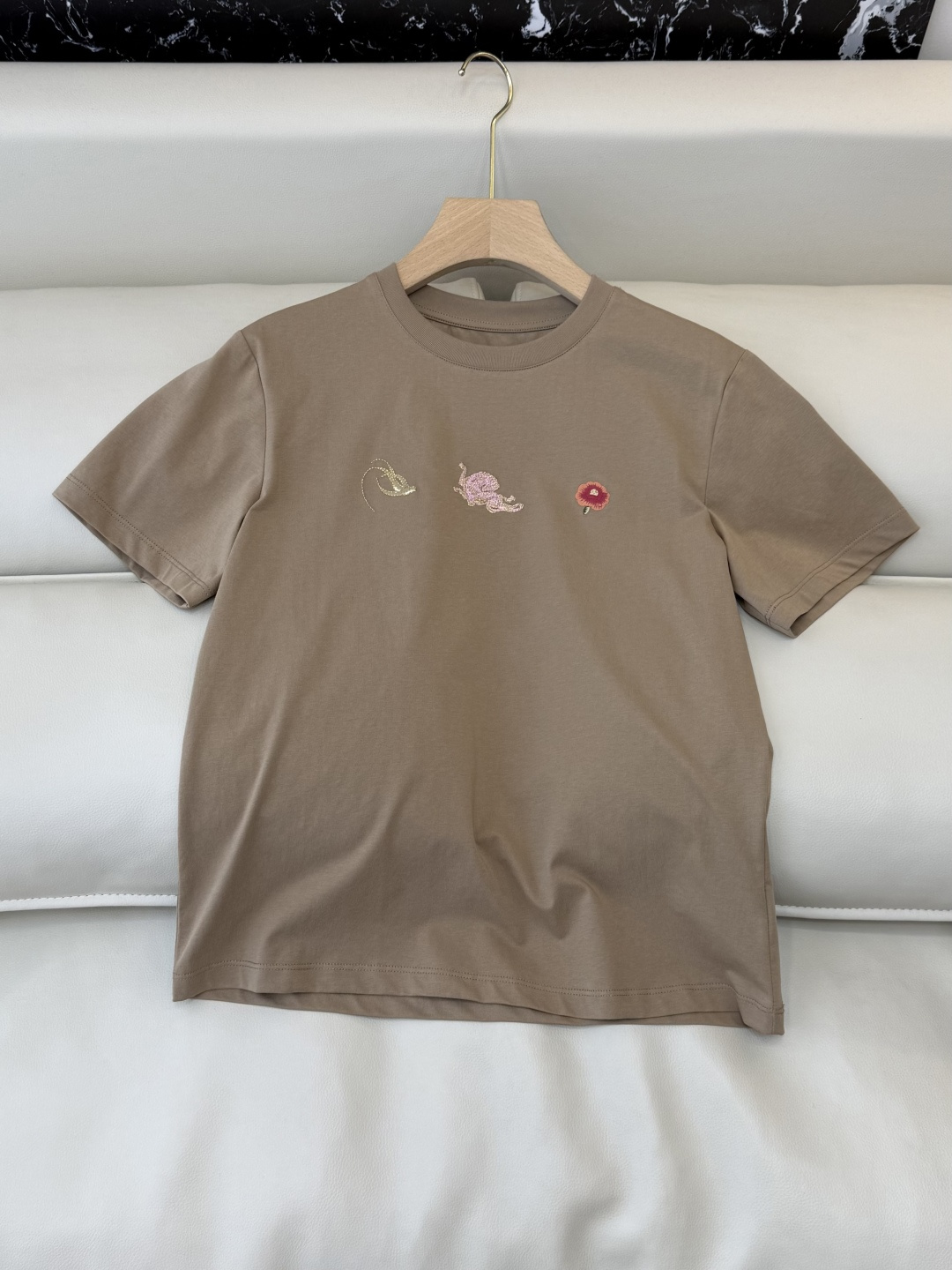 NO:735069,AD057# Short-sleeved T-shirt special minimalist style embroidered short-sleeved T-shirt white black apricot SML,,T-shirt,tees,t-shirt,19860909AD057#短袖T恤特 极简风 绣花 短袖T恤 白色 黑色 杏色 SML,,T-shirt,tees，t-shirt,,Women's clothing