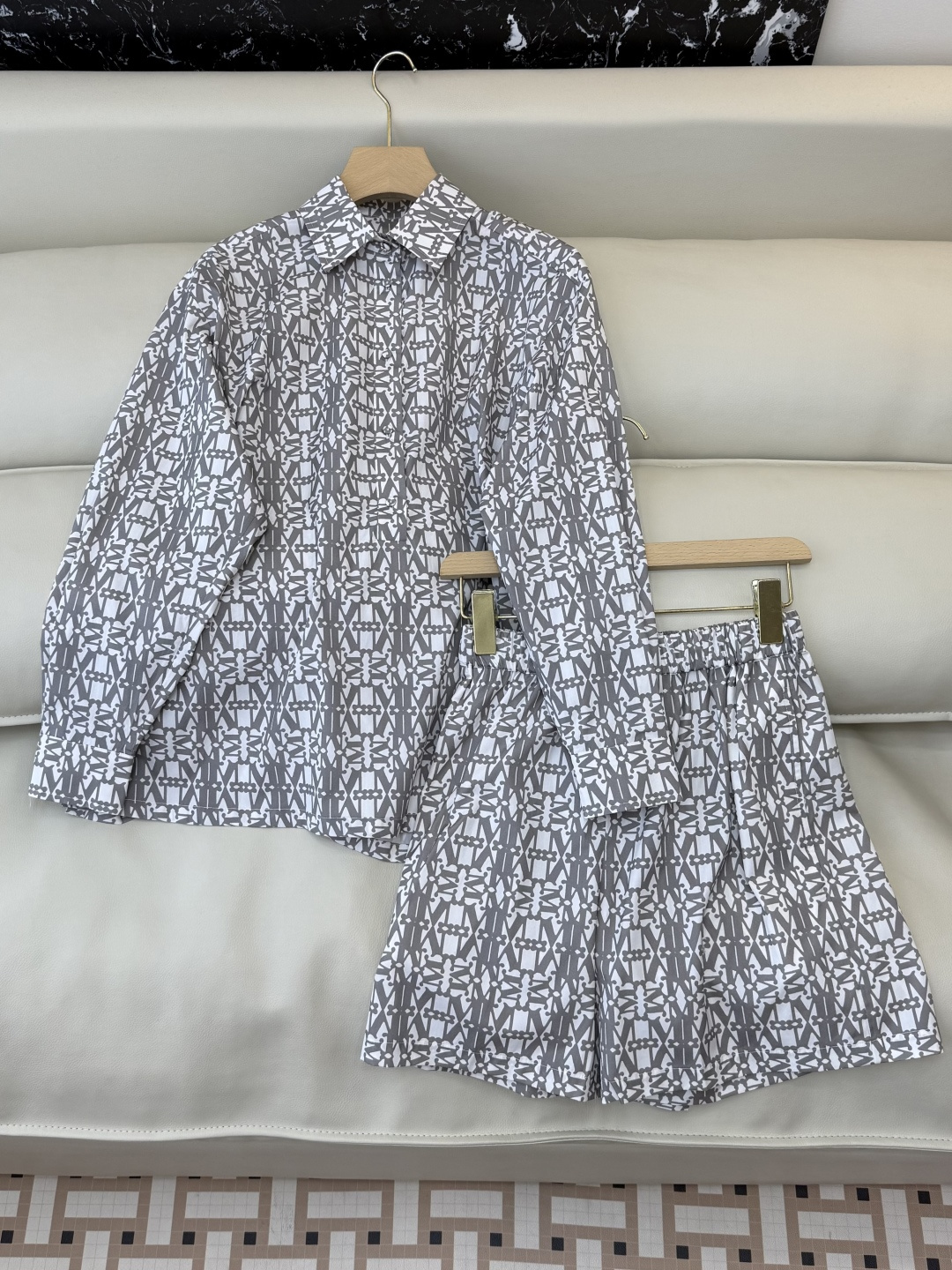 NO:735062,YO034# new suit Max mara top version geometric print long-sleeved shirt shorts suit 36/38/40/42,,shorts,shirts,19860909YO034#新款套装 Max mara 顶级版 几何印花 长袖衬衫短裤 套装 36/38/40/42,,shorts,shirts,,Women's clothing