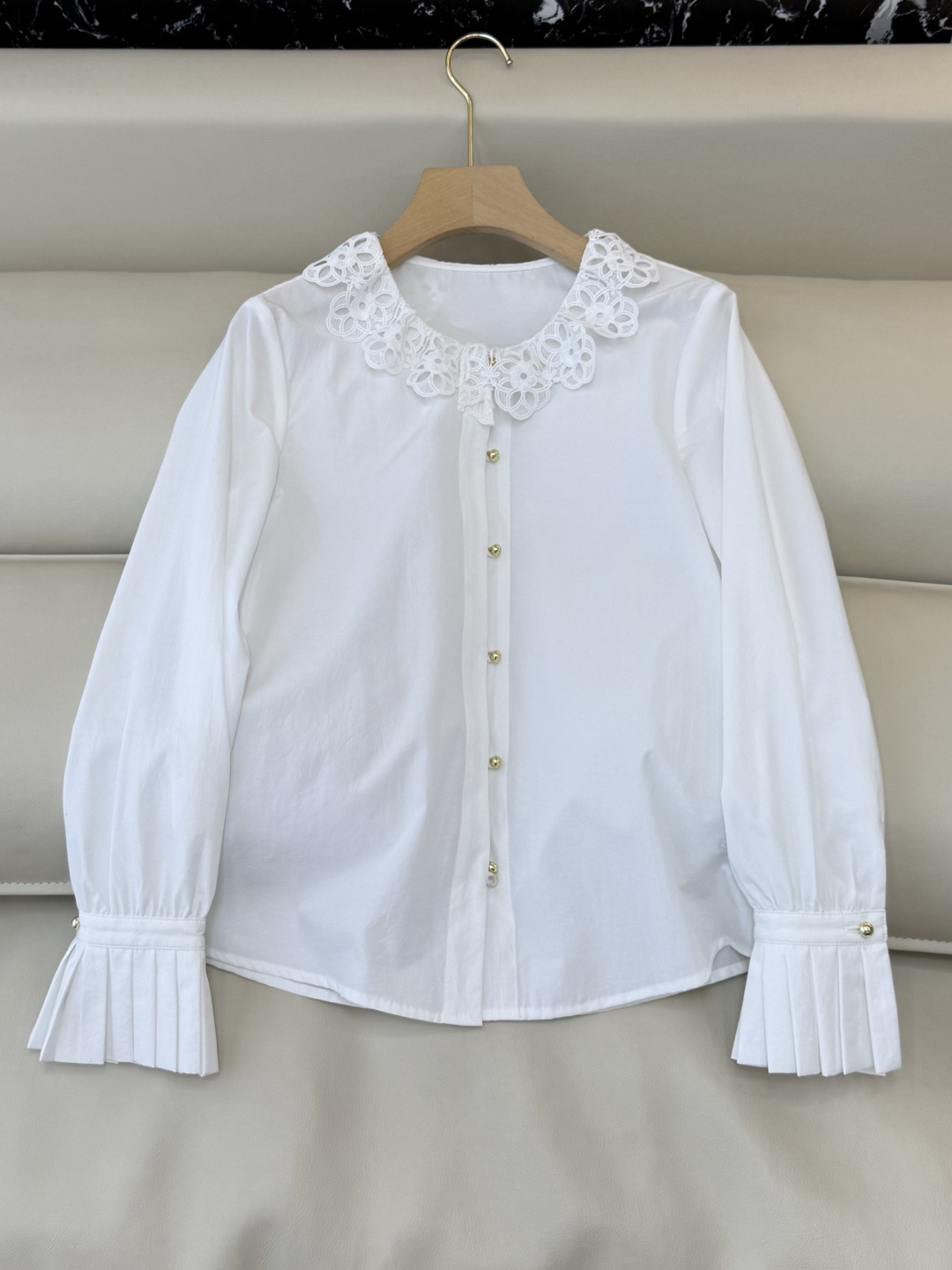 NO:735945,XD0409#New shirt factory water-soluble lace collar long-sleeved gold button long-sleeved shirt white SMLXL,,shirts,19860909XD0409#新款衬衫工厂 水溶蕾丝领 长袖金扣长袖衬衫 白色 SMLXL,,shirts,,Women's clothing