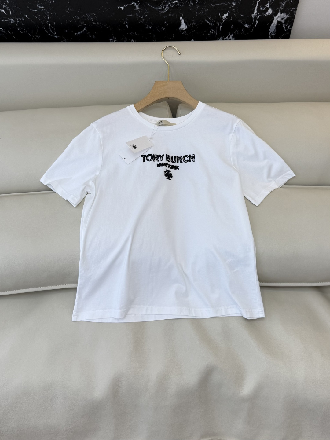 NO:736373,QG0158# New T-shirt factory special Tory Burch letter embroidered short-sleeved T-shirt white SML,,burberry,T-shirt,tees,t-shirt,19860909QG0158#新款T恤工厂特 Tory Burch 字母绣花 短袖T恤 白色SML,,burberry,T-shirt,tees，t-shirt,,Women's clothing