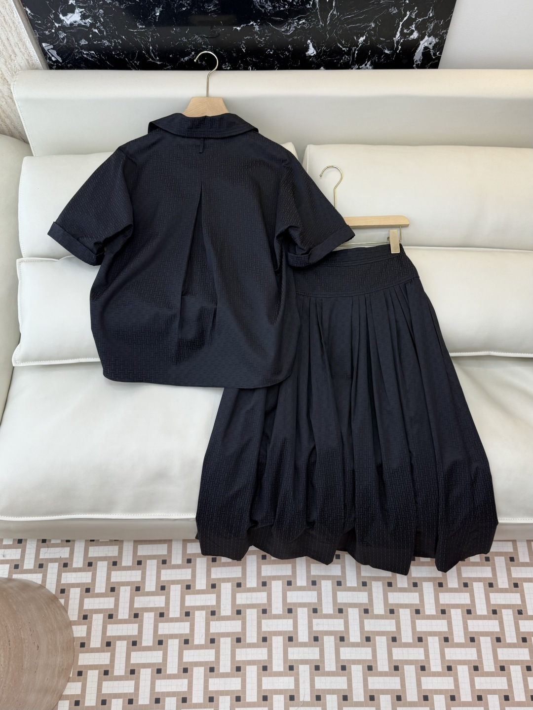 QGL041#新款套装💕Hermes H家 爱马仕 H字母暗纹 短袖衬衫➕长半裙 套装 黑色 燕麦咖色 