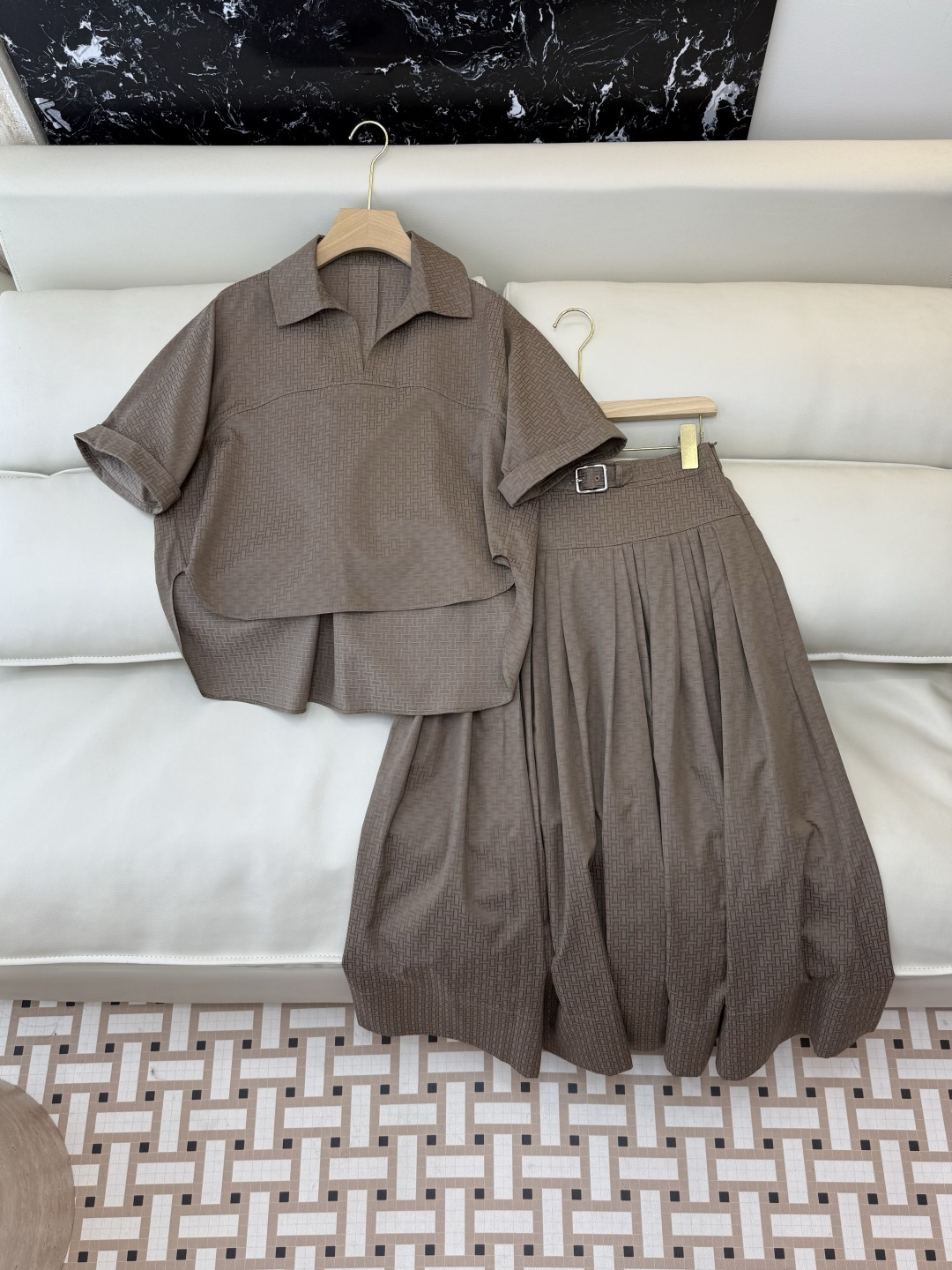 NO:720806,QGL041, the highest version on the market, the girl inspects the goods, trims the three marks on the thread, and delivers the goods. You can send pictures and take videos. If you want quality and service, add me on WeChat. We will not accept urgent orders. New suit Hermes H Home Hermes H letter dark pattern short-sleeved shirt long skirt suit black oatmeal color white SML, Hermes-clothing, hermes, hermes, skirts, shirts, T-shirt,19860909QGL041市面最高版本小妹验货、修剪线头上三标、发货可发图及拍视频,要品质要服务的加我微信,不接急单.新款套装 Hermes H家 爱马仕 H字母暗纹 短袖衬衫长半裙 套装 黑色 燕麦咖色 白色 SML,爱马仕-服装,hermes,hermes,skirts,shirts,T-shirt,,Women's clothing