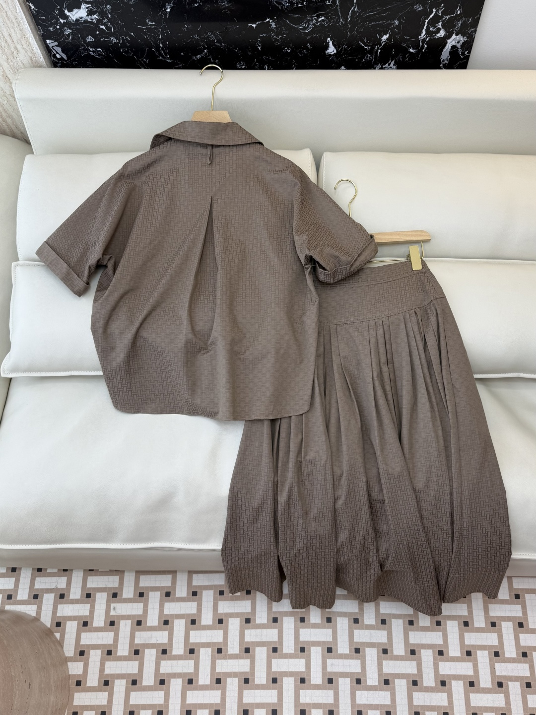 QGL041#新款套装💕Hermes H家 爱马仕 H字母暗纹 短袖衬衫➕长半裙 套装 黑色 燕麦咖色 