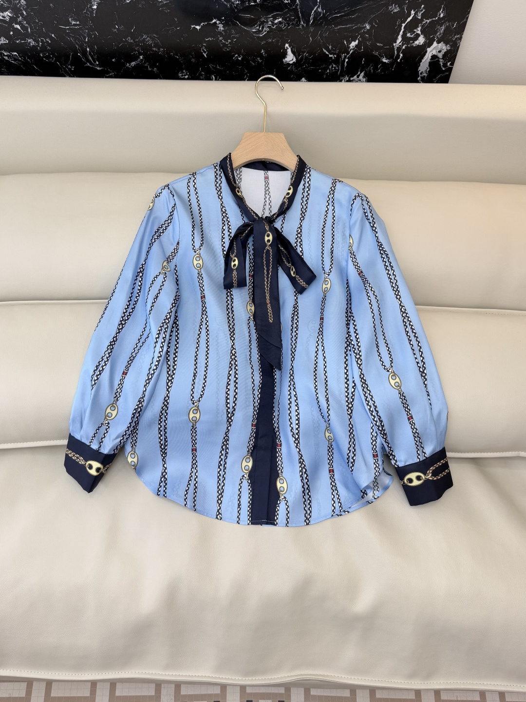 NO:736403,BS1117# new shirt P gucci striped silk bow printed top blue 36-42,,gucci,shirts,real silk,19860909BS1117#新款衬衫P gucci 条纹 真丝 蝴蝶结 印花上衣 蓝色 36-42,,gucci,shirts,real silk,,Women's clothing