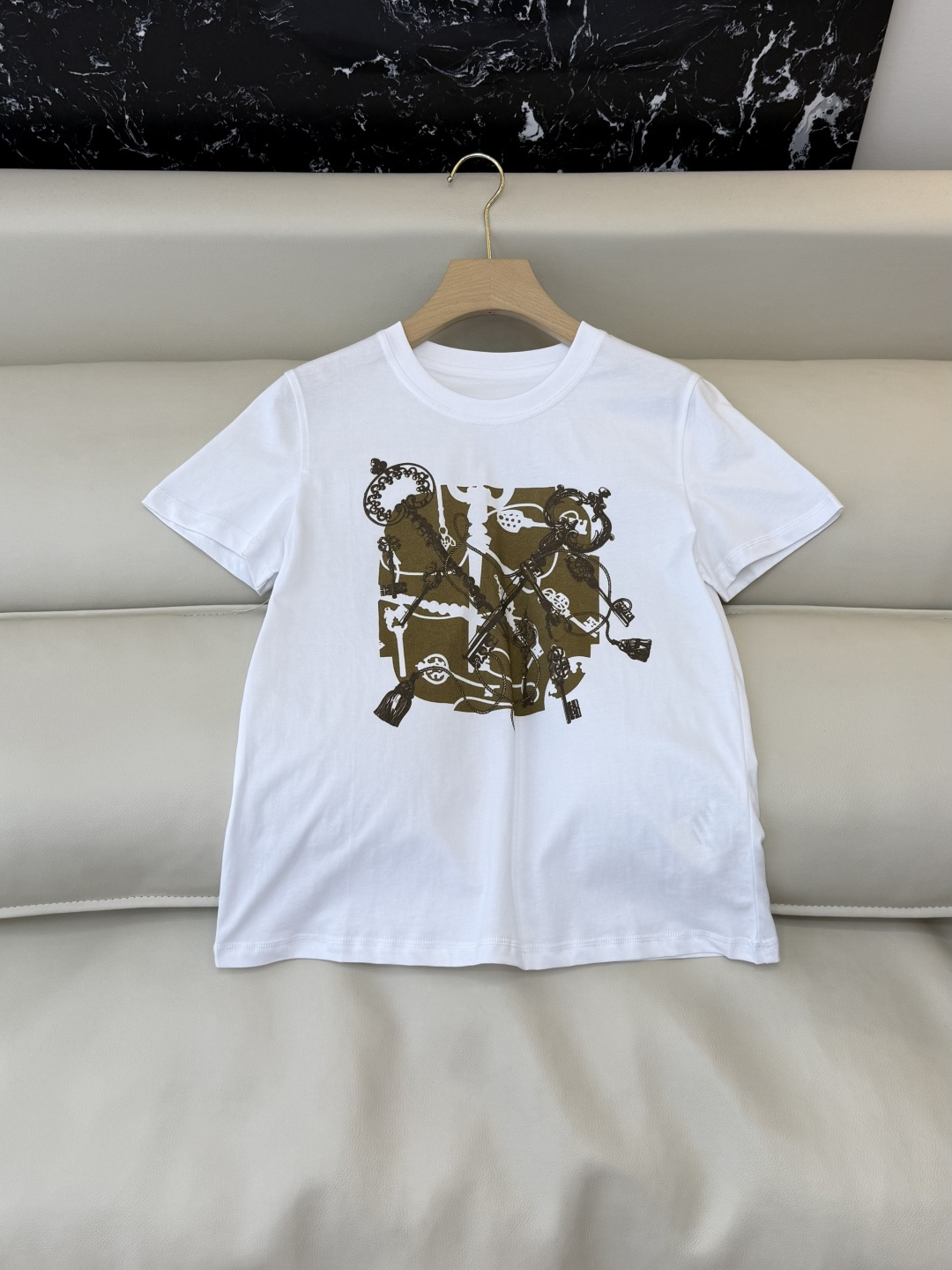 NO:737152,QG0161# New T-shirt Factory H Family Exclusive Edition Hermes Top Edition Printed Short Sleeve T-shirt Four Colors 36/38/40,, hermes, T-shirt, tees, t-shirt,19860909QG0161#新款T恤工厂 H家 独家版 爱马仕 顶级版 印花 短袖T恤 四色36/38/40,,hermes,T-shirt,tees，t-shirt,,Women's clothing