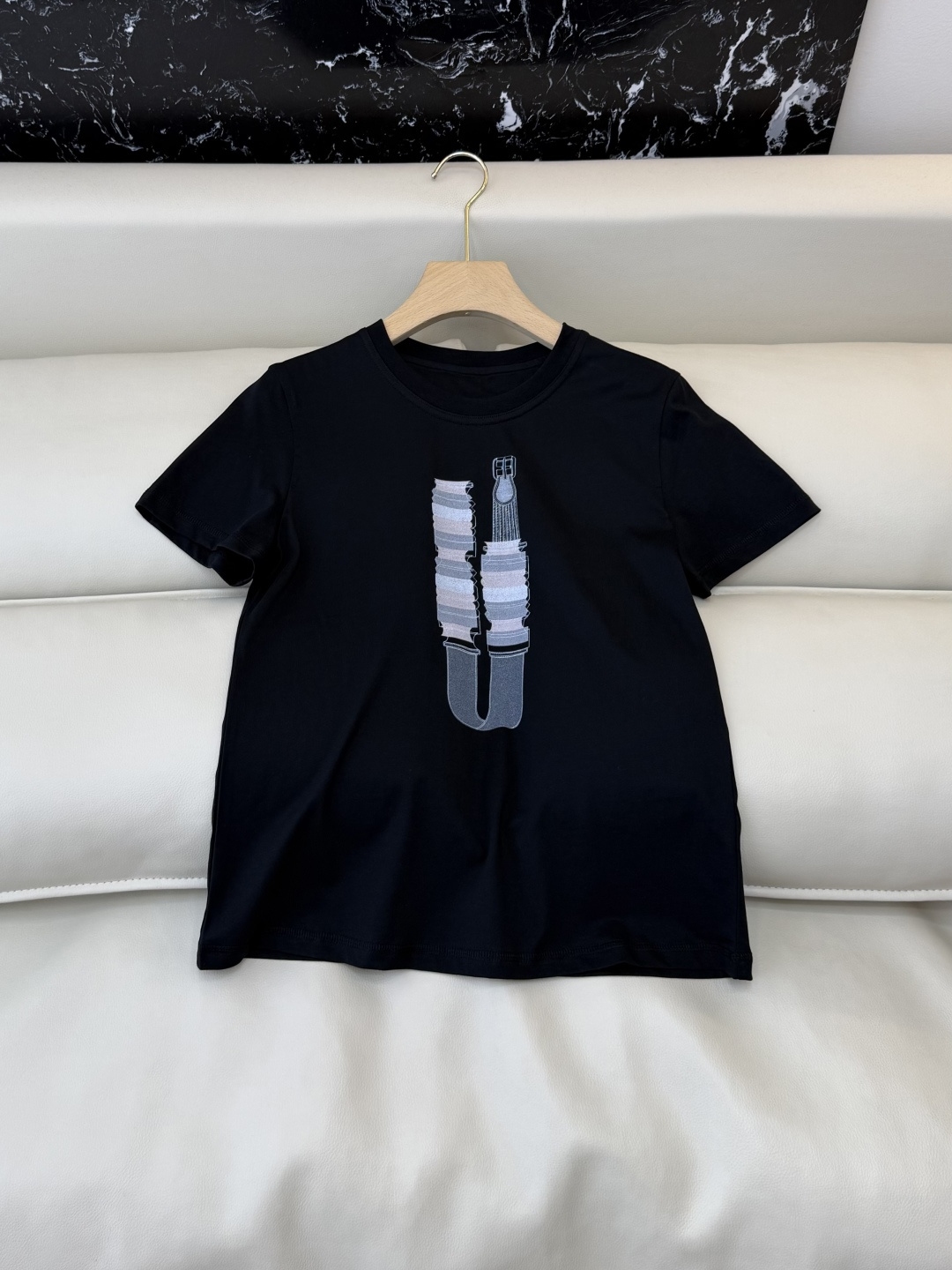 NO:737148,QG0162#New T-shirt Factory H Family Exclusive Edition Hermes Top Edition Printed Short Sleeve T-shirt Black White 36/38/40,,hermes,T-shirt,tees,t-shirt,19860909QG0162#新款T恤工厂 H家 独家版 爱马仕 顶级版 印花 短袖T恤 黑色 白色 36/38/40,,hermes,T-shirt,tees，t-shirt,,Women's clothing