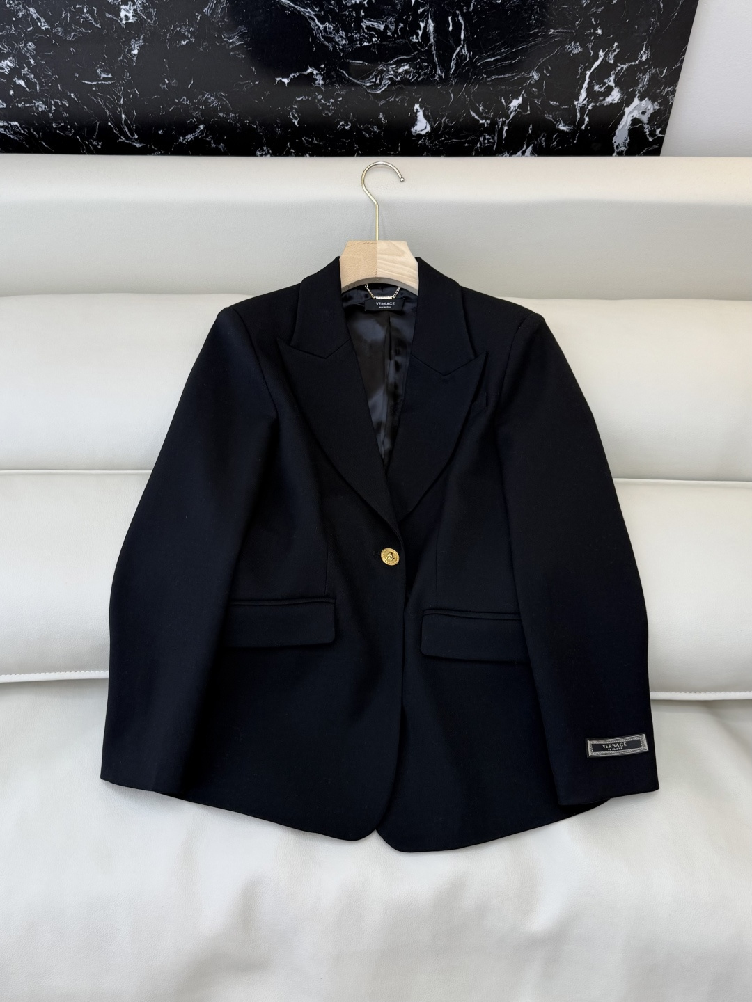 NO:720862,HXZ082, the highest version on the market, the girl inspects the goods, trims the three marks on the thread, and delivers the goods. You can send pictures and take videos. If you want quality and service, please add me on WeChat. We will not accept urgent orders. New suit jacket Versace 30 wool super slim slim classic suit jacket black SMLXL, Versace-clothing, versace, jackets & coats, business suit,19860909HXZ082市面最高版本小妹验货、修剪线头上三标、发货可发图及拍视频,要品质要服务的加我微信,不接急单.新款西装外套 范思哲 30 羊毛 超级修身 显瘦经典款 西装外套 黑色SMLXL,范思哲-服装,versace,jackets & coats,business suit,,Women's clothing