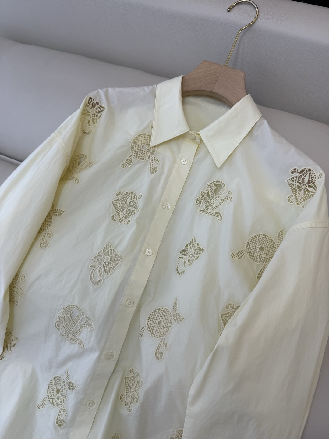 BM001#新款衬衫‼️L家 镂空绣花 长袖衬衫 三色 SML