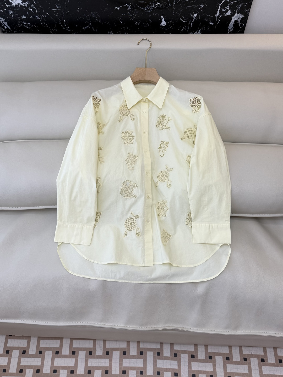 BM001#新款衬衫‼️L家 镂空绣花 长袖衬衫 三色 SML