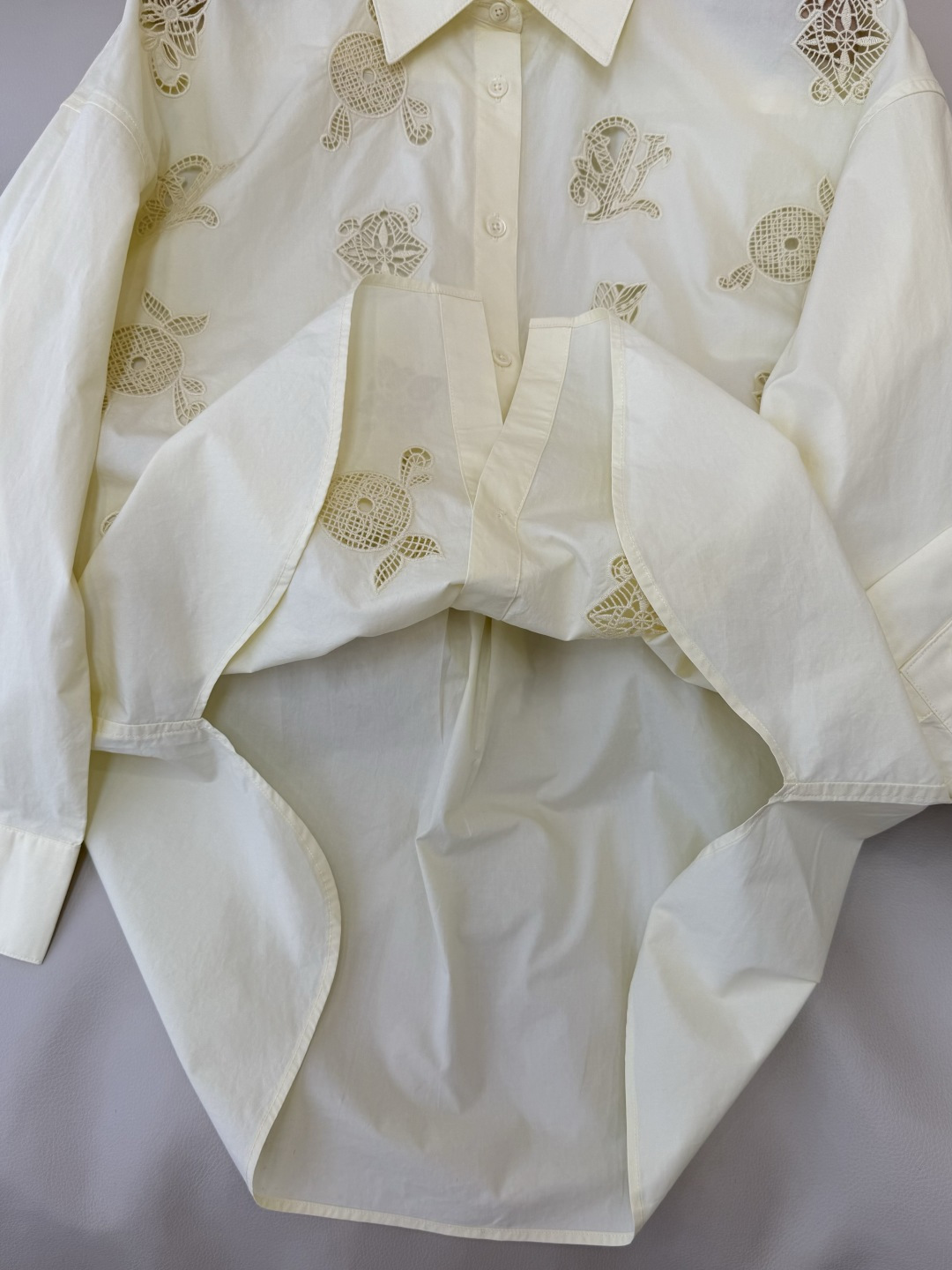 BM001#新款衬衫‼️L家 镂空绣花 长袖衬衫 三色 SML