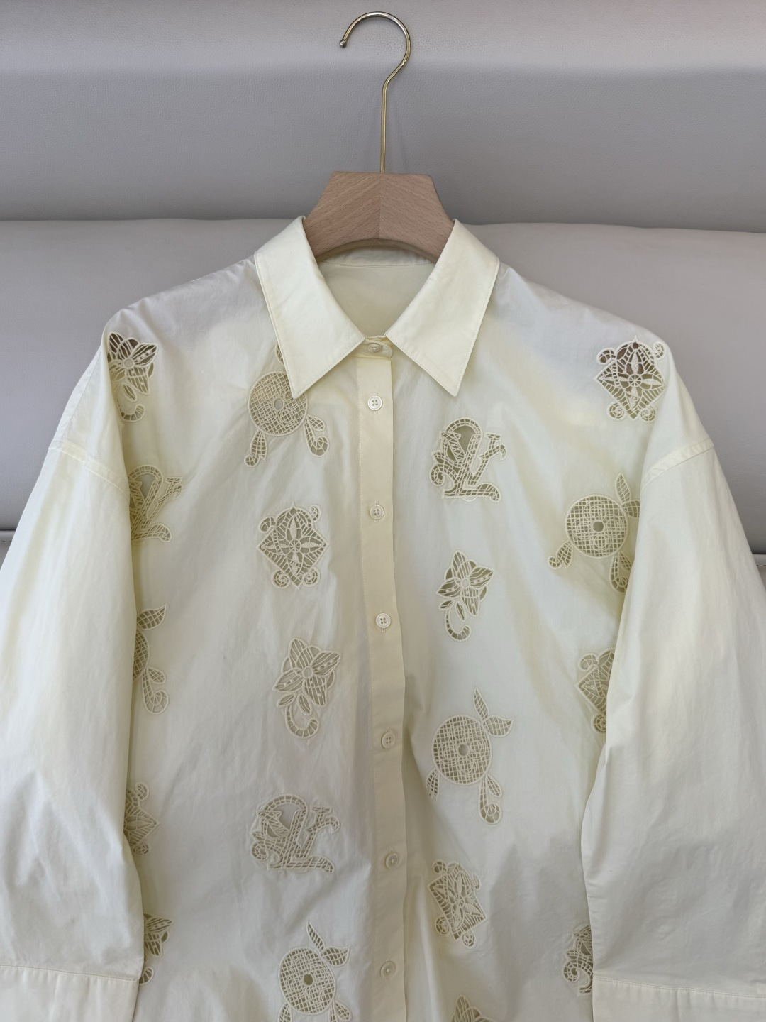 BM001#新款衬衫‼️L家 镂空绣花 长袖衬衫 三色 SML