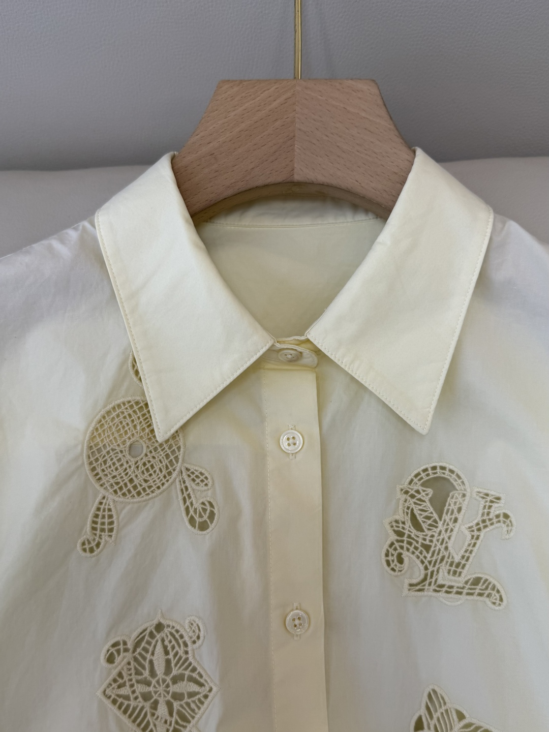 BM001#新款衬衫‼️L家 镂空绣花 长袖衬衫 三色 SML