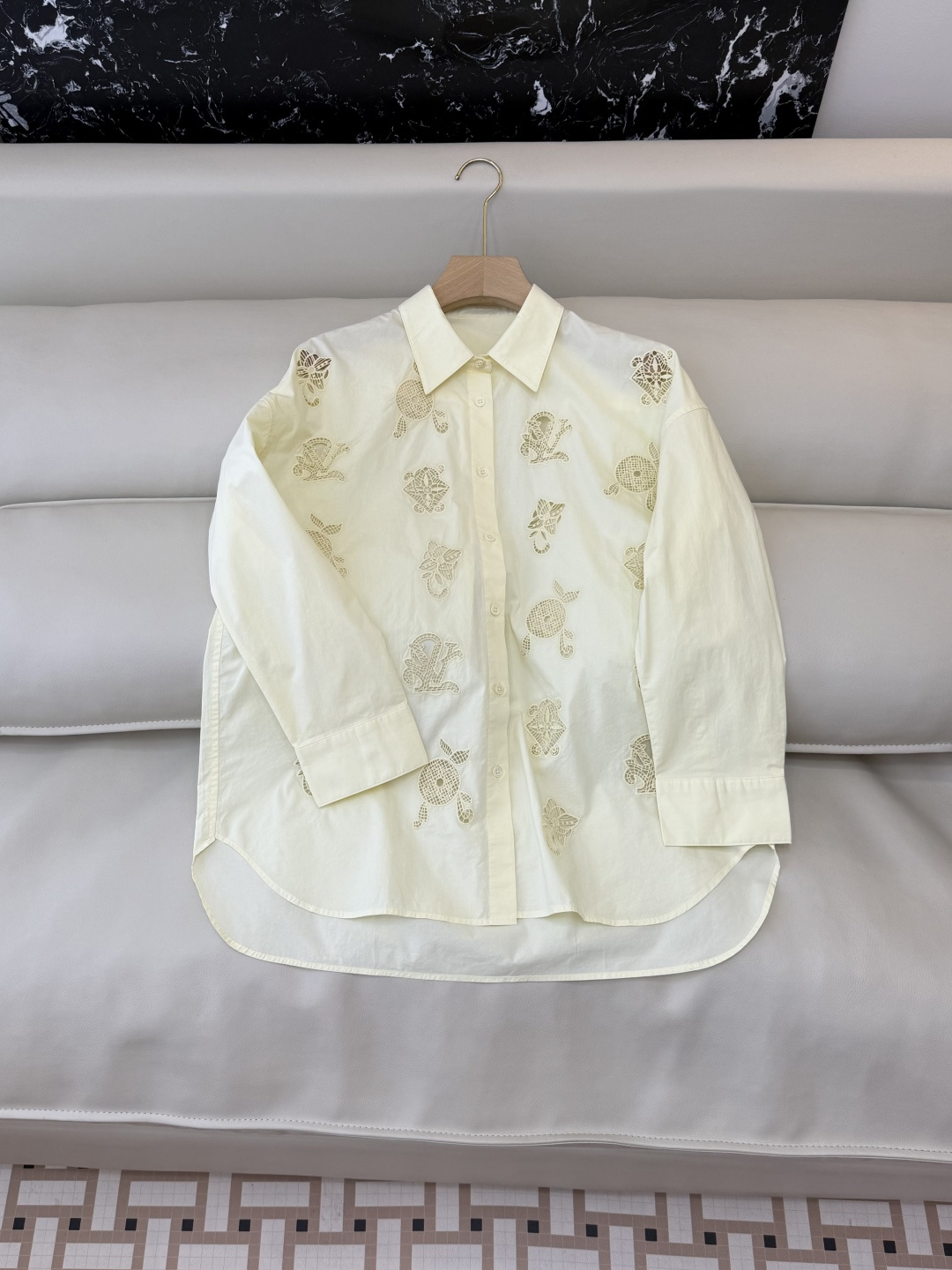 BM001#新款衬衫‼️L家 镂空绣花 长袖衬衫 三色 SML