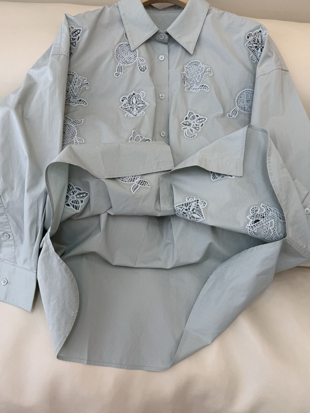 BM001#新款衬衫‼️L家 镂空绣花 长袖衬衫 三色 SML