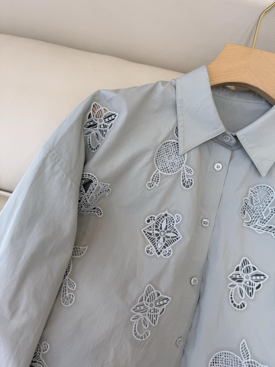 BM001#新款衬衫‼️L家 镂空绣花 长袖衬衫 三色 SML