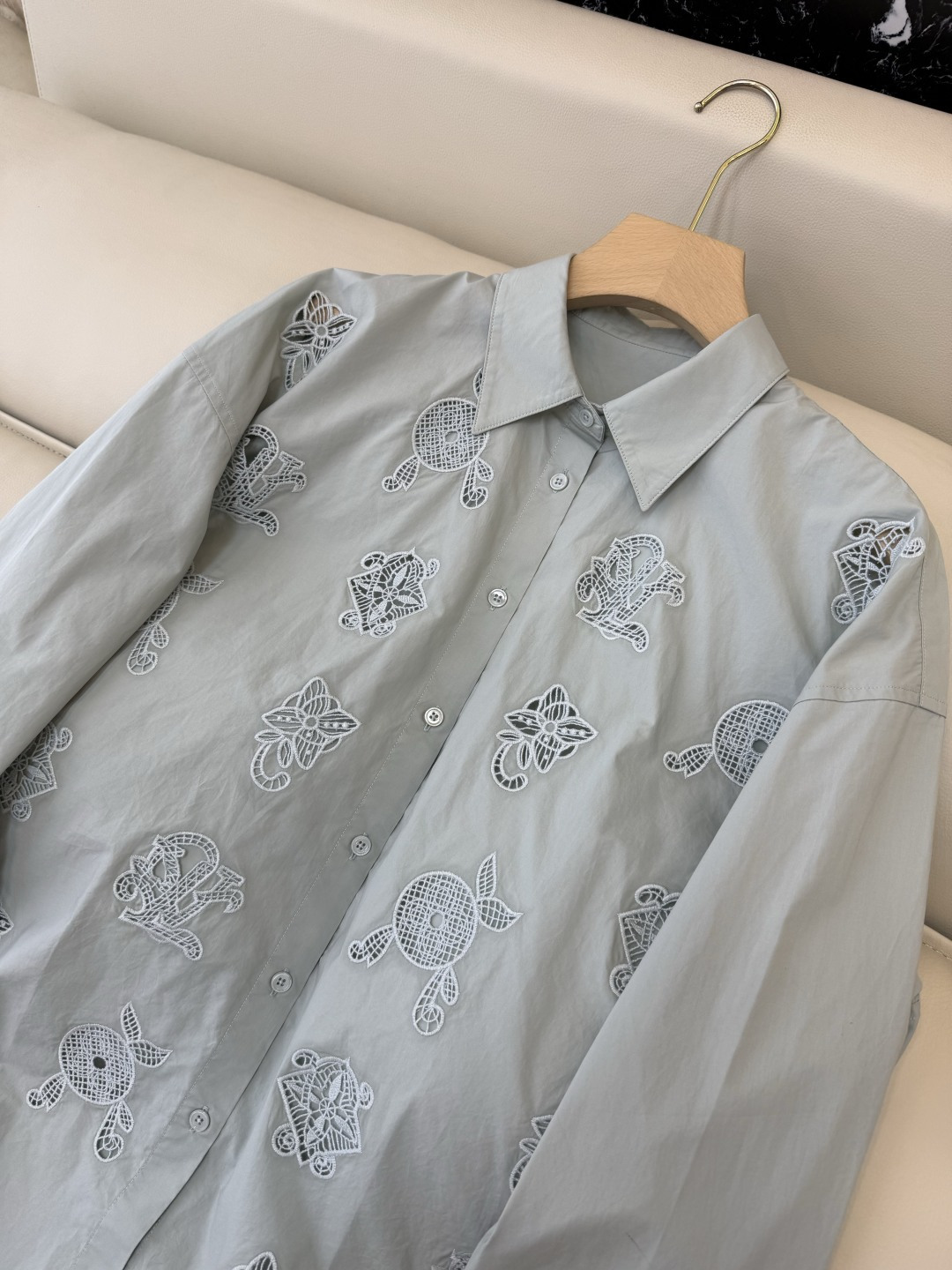 BM001#新款衬衫‼️L家 镂空绣花 长袖衬衫 三色 SML