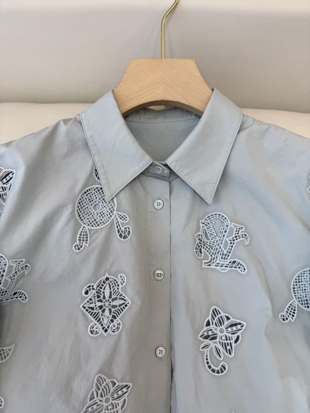 BM001#新款衬衫‼️L家 镂空绣花 长袖衬衫 三色 SML