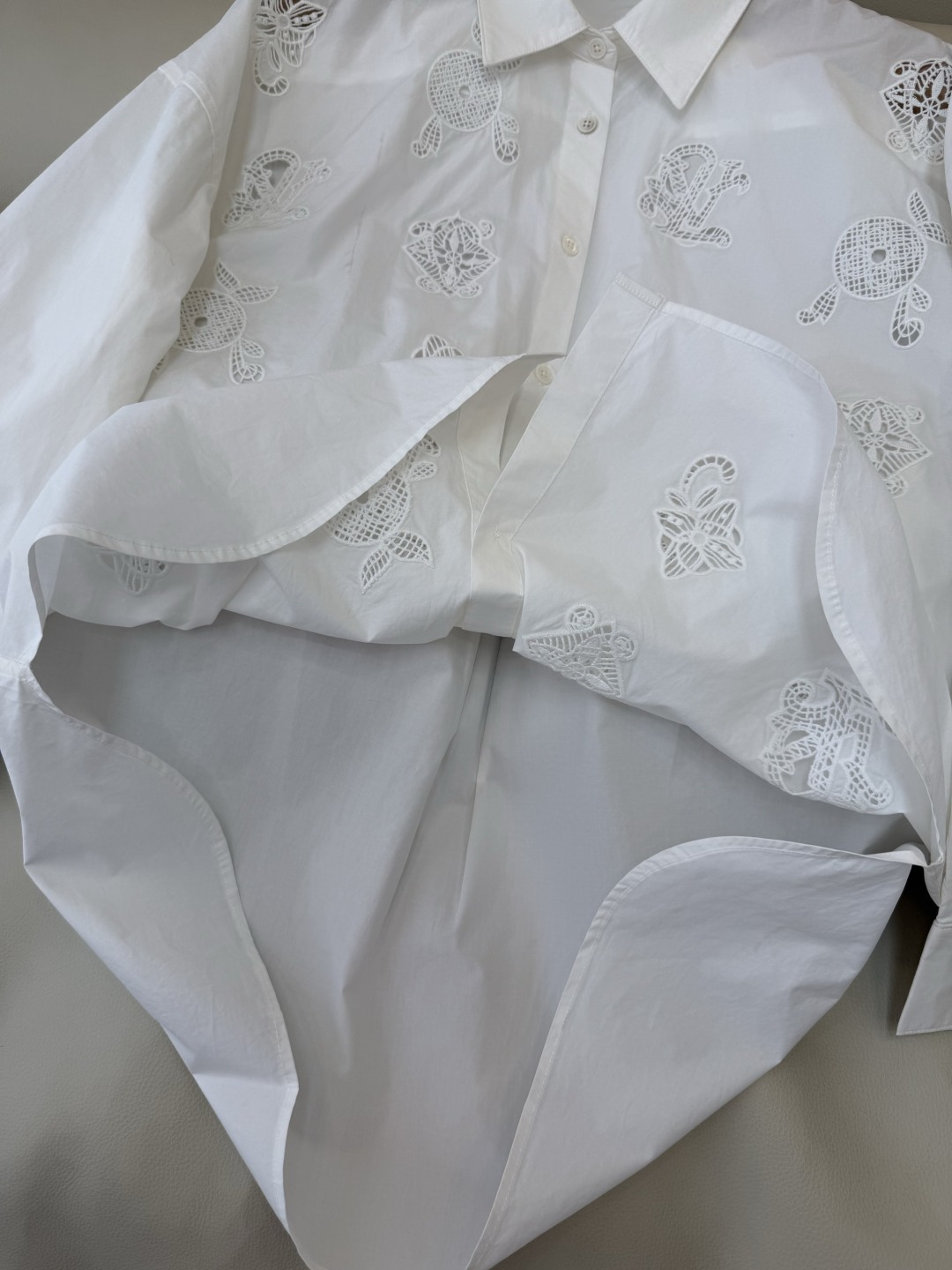 BM001#新款衬衫‼️L家 镂空绣花 长袖衬衫 三色 SML