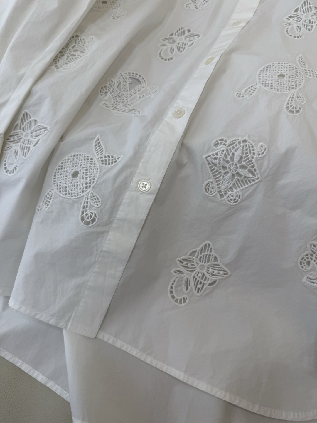 BM001#新款衬衫‼️L家 镂空绣花 长袖衬衫 三色 SML