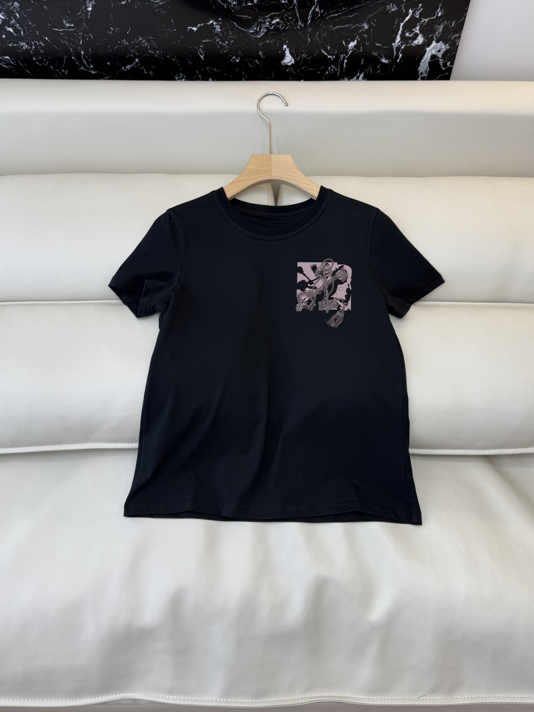 NO:737296,QG0163# New T-shirt Factory Special H Family Exclusive Edition Hermes Top Edition Printed Short Sleeve T-shirt Black White 36/38/40,,hermes,T-shirt,tees,t-shirt,19860909QG0163#新款T恤工厂特 H家 独家版 爱马仕 顶级版 印花 短袖T恤 黑色 白色 36/38/40,,hermes,T-shirt,tees，t-shirt,,Women's clothing