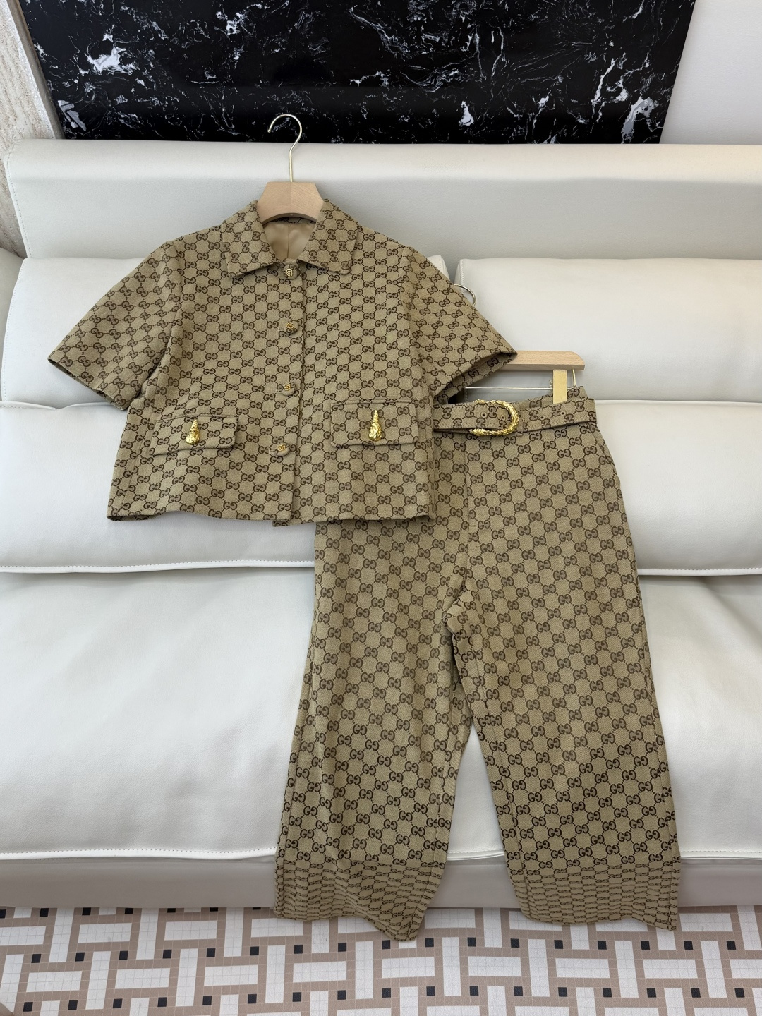 NO:738119,Tops and pants GU004# new suit factory GU home latest jacquard tops and trousers suits can be split into code numbers SML,,19860909上衣裤子GU004#新款套装工厂GU 家 最新款 提花上衣 长裤 套装 可以拆分码号 SML,,,Women's clothing