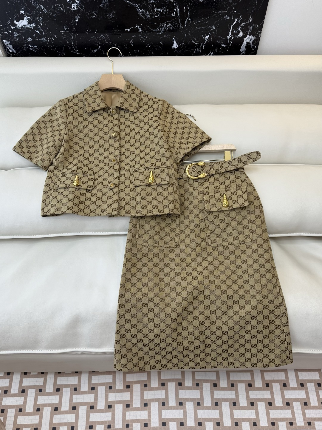 NO:738141,Tops and skirts GU003# new suit factory GU home latest jacquard tops long skirt suits can be split into code numbers SML,,skirts,19860909上衣半裙GU003#新款套装工厂 GU 家 最新款 提花上衣 长半裙 套装 可以拆分码号 SML,,skirts,,Women's clothing