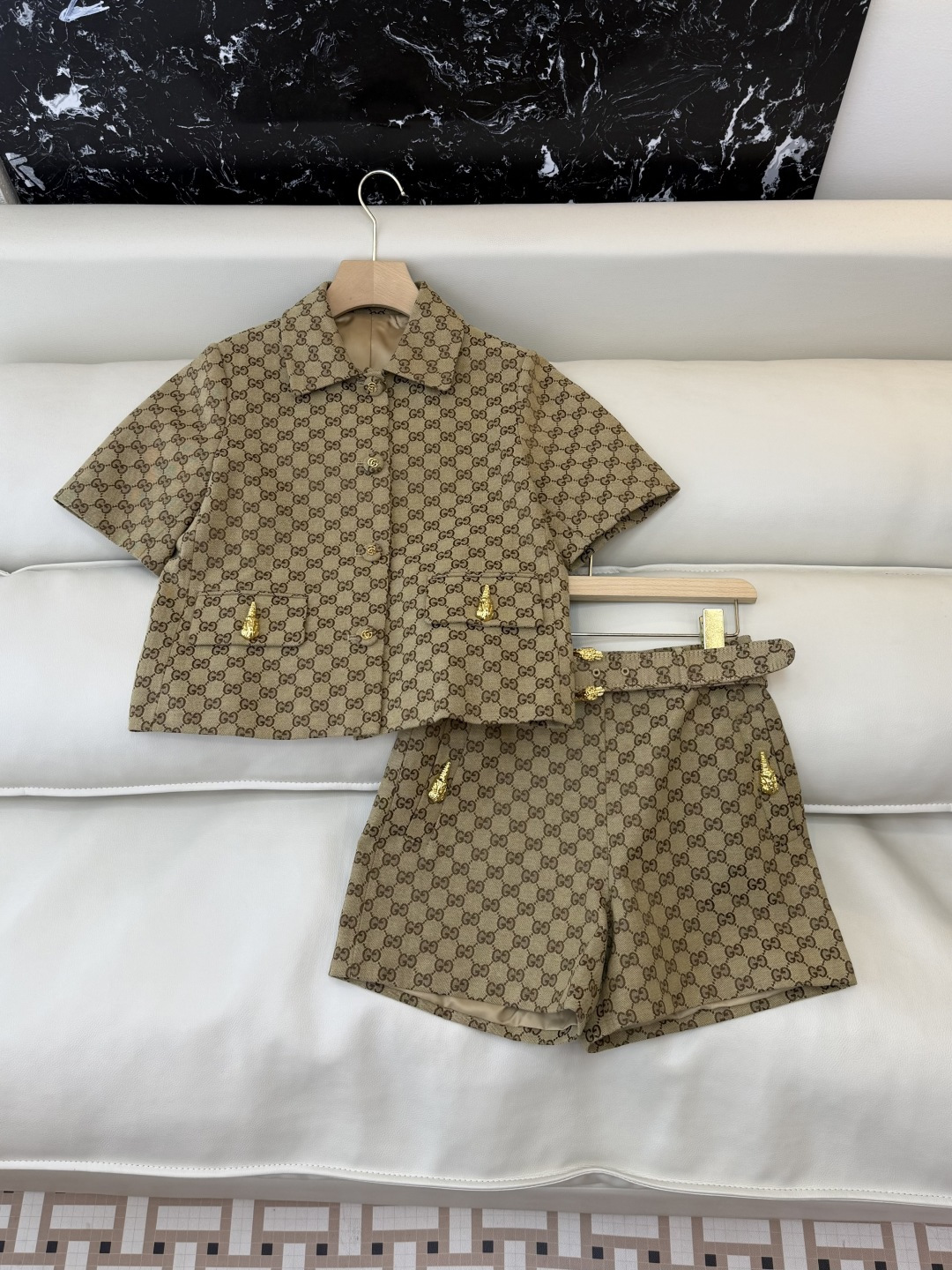 NO:738137,Tops and shorts GU002# new suit factory GU home latest jacquard tops shorts suit can be split into code numbers SML,,shorts,19860909上衣短裤GU002#新款套装工厂 GU 家 最新款 提花上衣 短裤 套装 可以拆分码号 SML,,shorts,,Women's clothing