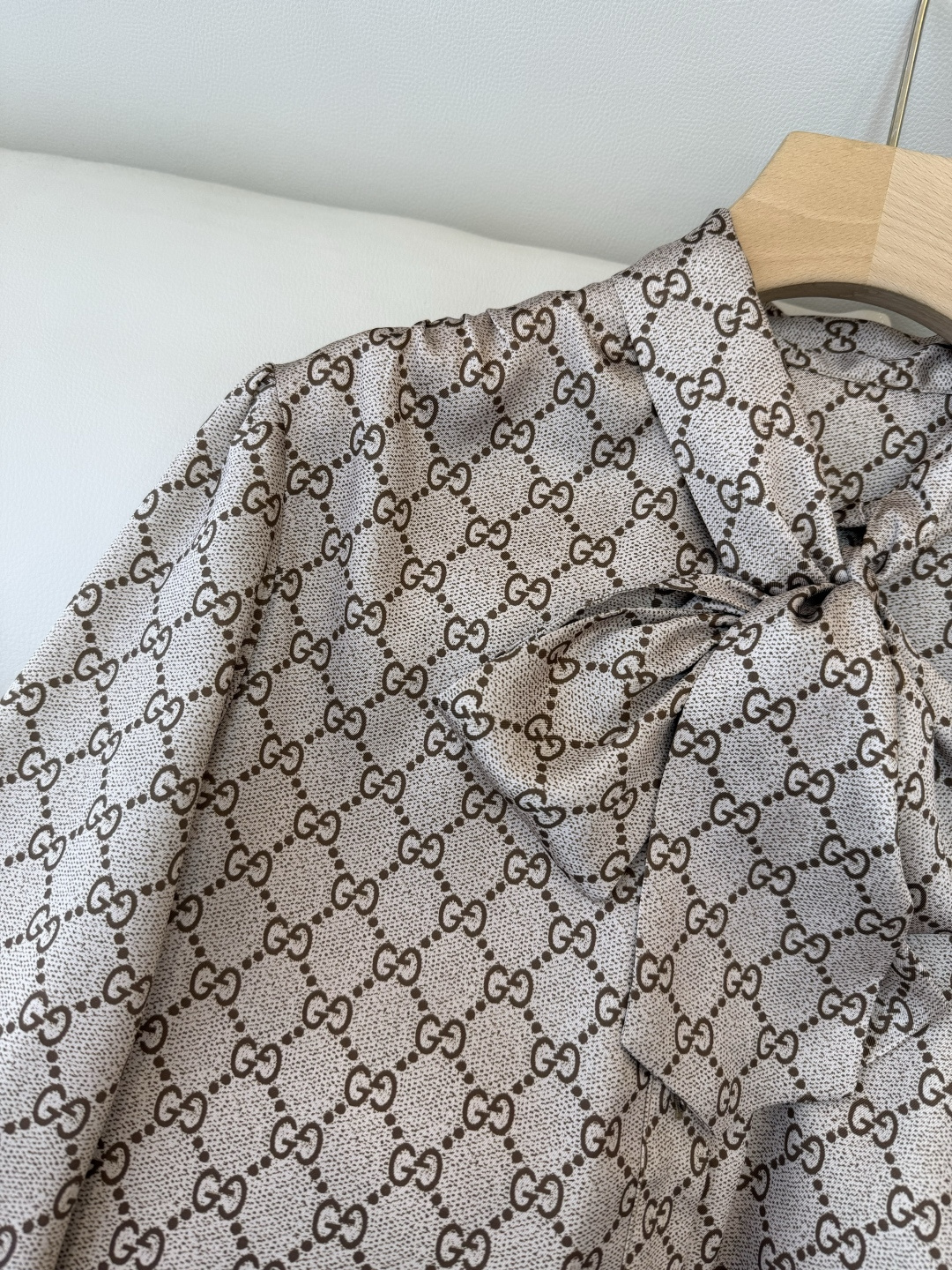 GU006#新款上衣‼️GU 家 最新款 双G印花蝴蝶结 上衣 长袖衬衫 SML