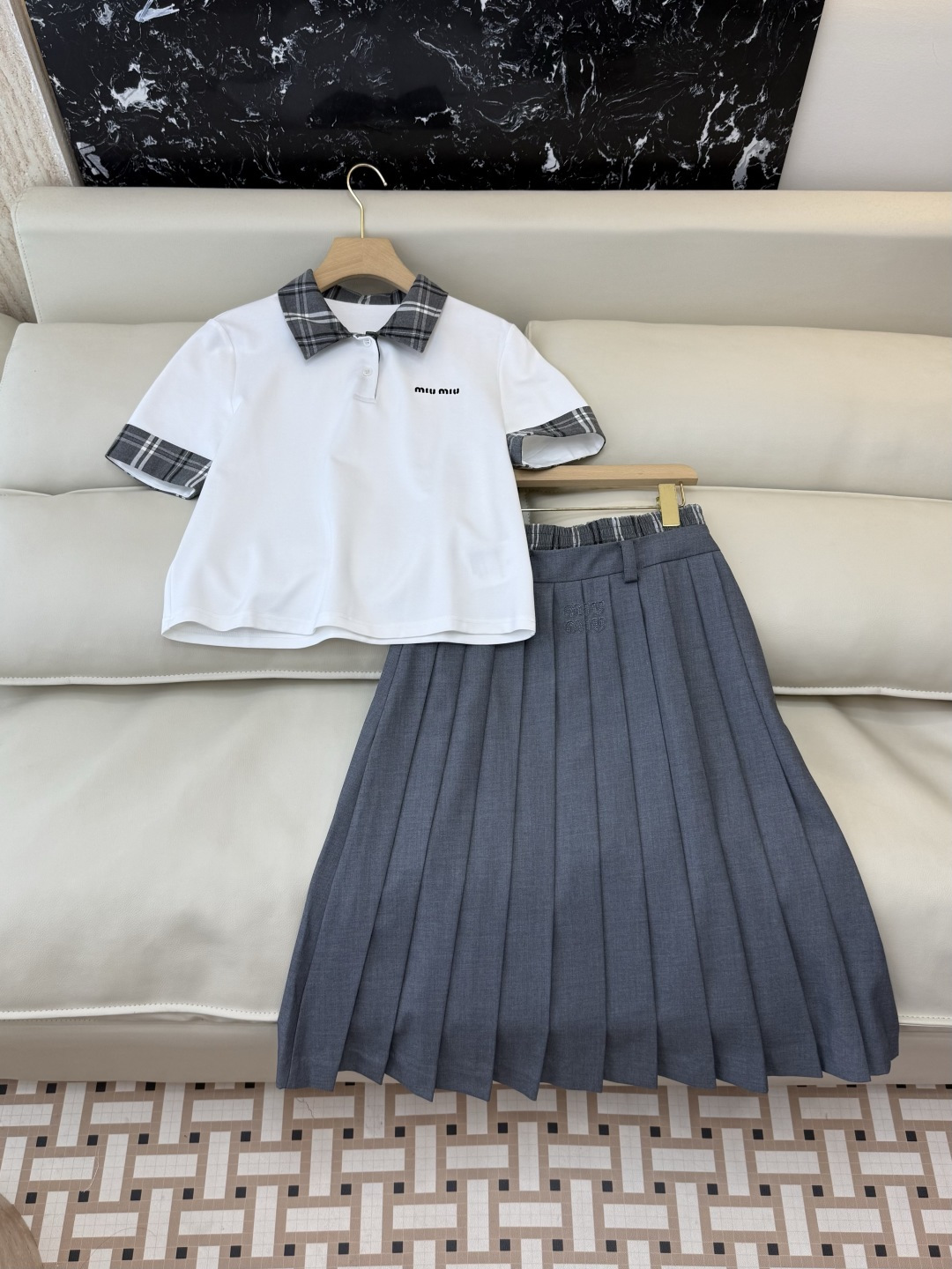 NO:739593,AW001# new suit factory miu home short-sleeved top and skirt suit two colors SML,,miumiu,skirts,T-shirt,19860909AW001#新款套装工厂 miu家 短袖上衣半裙套装 两色 SML,,miumiu,skirts,T-shirt,,Women's clothing