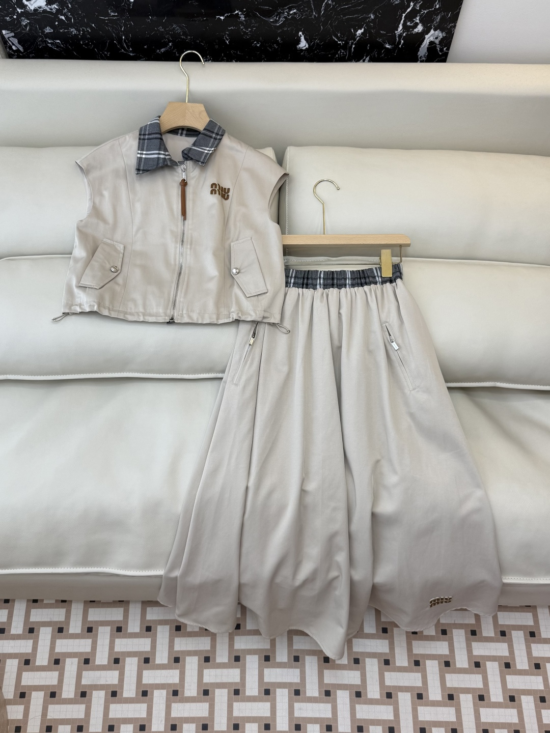 NO:739598,AW002# new suit factory special miu home short-sleeved top and skirt suit two colors SML,,miumiu,skirts,T-shirt,19860909AW002#新款套装工厂特 miu家 短袖上衣半裙套装 两色 SML,,miumiu,skirts,T-shirt,,Women's clothing