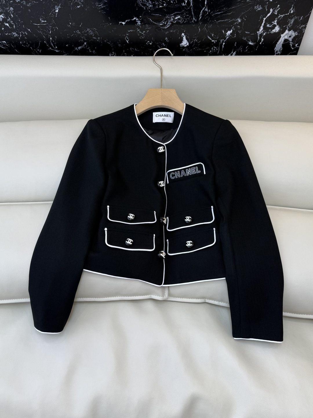 NO:722595,HXZ086# New Jacket CH Xiaoxiang Multi-Pockets Embroidered Letters Suit Jacket White Black SMLXL, Chanel-clothing, chanel, jackets & coats, business suit,19860909HXZ086#新款外套 CH小香 多口袋 刺绣字母 西装外套 白色 黑色 SMLXL,香奈儿-服装,chanel,jackets & coats,business suit,,Women's clothing