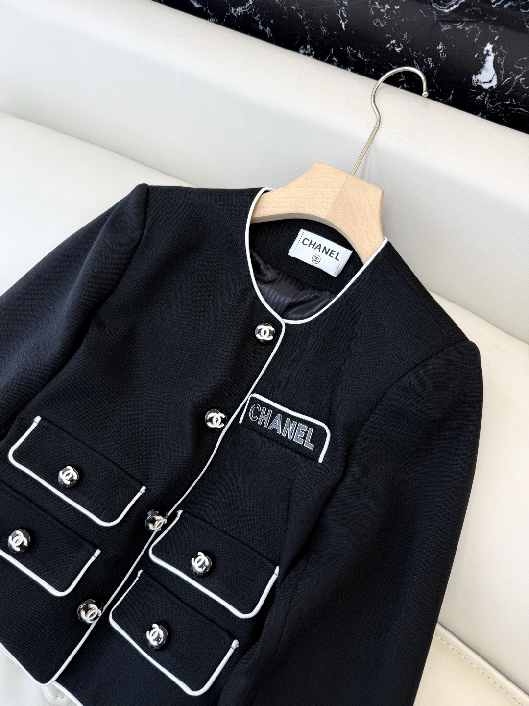 HXZ086#新款外套💕CH小香 多口袋 刺绣字母 西装外套 白色 黑色 SMLXL