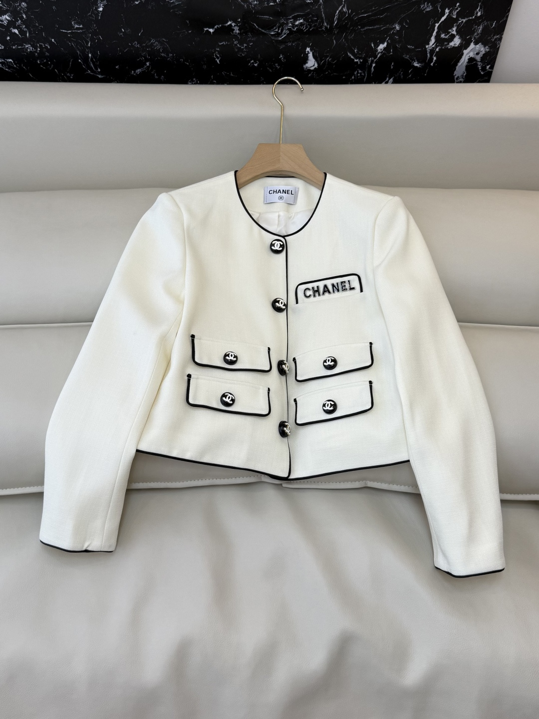 NO:722611,HXZ086# New Jacket CH Xiaoxiang Multi-Pockets Embroidered Letters Suit Jacket White Black SMLXL, Chanel-clothing, chanel, jackets & coats, business suit,19860909HXZ086#新款外套 CH小香 多口袋 刺绣字母 西装外套 白色 黑色 SMLXL,香奈儿-服装,chanel,jackets & coats,business suit,,Women's clothing